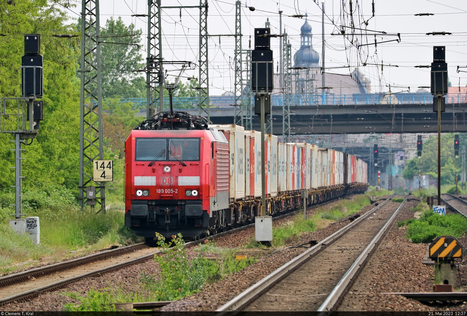 Containerzug mit 189 005-2 (Siemens ES64F4) muss auf der Fahrt Richtung Braunschweig im Bahnhof Magdeburg-Sudenburg erst einmal auf die Seite. Womöglich legte sie hier einen Pausenhalt ein.
Tele-Aufnahme vom Bahnsteigende.

🧰 DB Cargo
🕓 21.5.2023 | 12:37 Uhr