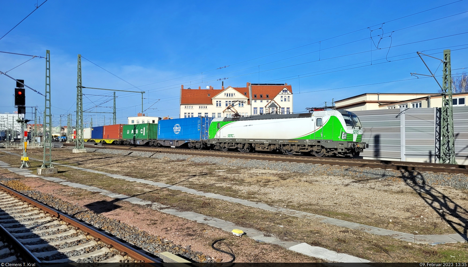 Containerzug mit 193 812-5 (Siemens Vectron) passiert Halle(Saale)Hbf in südlicher Richtung.
Aufgenommen vom Bahnsteig 12/13.

🧰 Railpool GmbH, vermietet an die Salzburger Eisenbahn Transportlogistik GmbH (SETG)
🕓 9.2.2023 | 13:35 Uhr