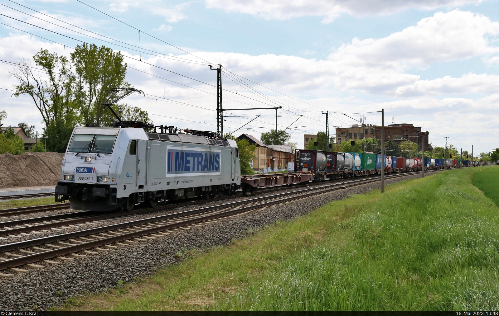 Containerzug mit 386 030-1 unterwegs in Niemberg Richtung Köthen.

🧰 METRANS Rail s.r.o. (METRANS a.s.)
🕓 18.5.2023 | 13:48 Uhr