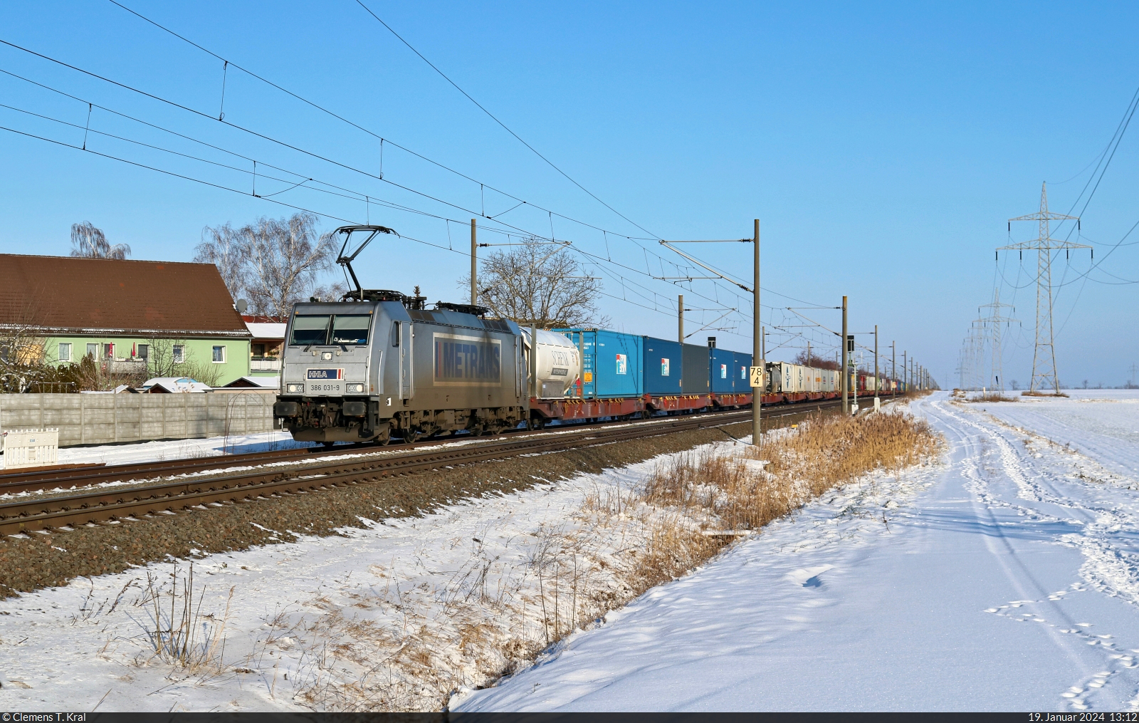 Containerzug mit 386 031-9 rollt am km 78,4 in Braschwitz Richtung Halle (Saale).

🧰 METRANS Rail s.r.o.
🕓 19.1.2024 | 13:12 Uhr