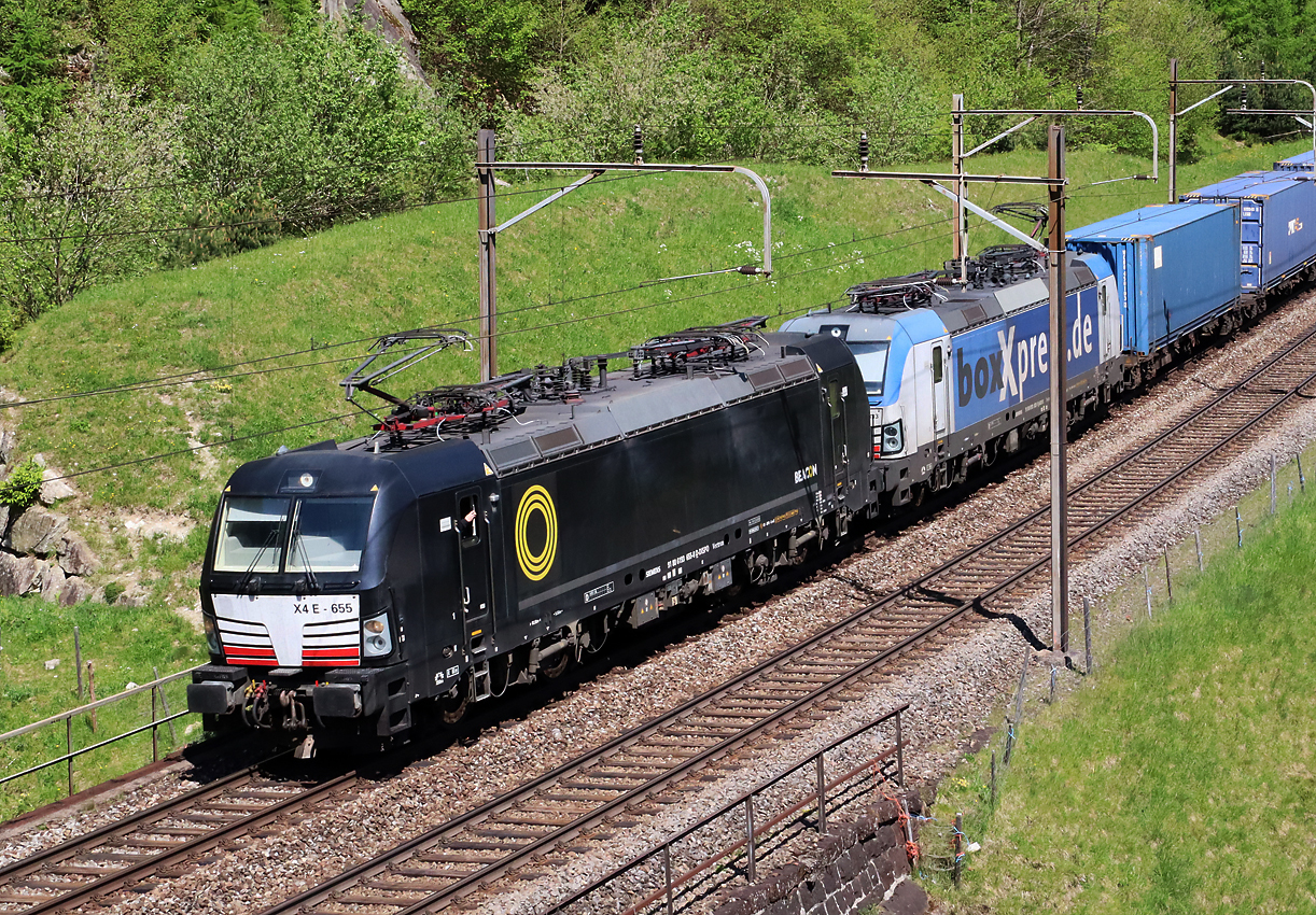 Containerzug mit zwei Vectron fährt bergwärts Richtung Gotthardtunnel. Wassen, 11.5.2024