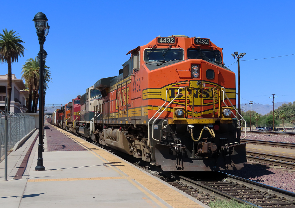 Crew-Change bei diesem West-Ost-Frachtzug in Needles, CA. Speziell ist hier die Tatsache, dass die vordersten drei Loks der BNSF jeweils verschiedene Anstriche aufweisen. Needles, CA, 19.9.2022