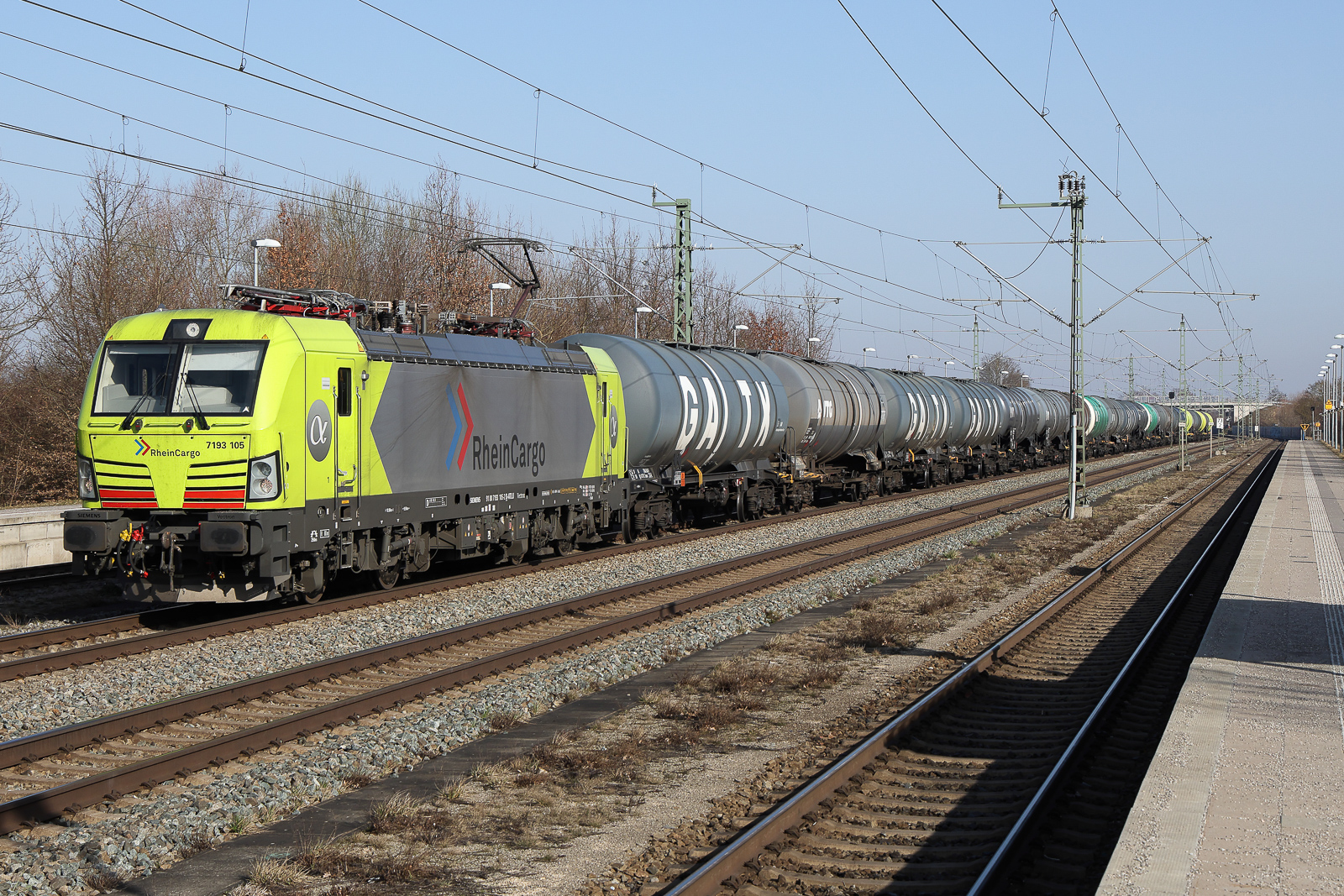 D-ATLU ( RheinCargo ) - Lok 91 80 7 193 105-2 vor Kesselwagen unterwegs am 6.3.26 bei Baar Ebenhausen.