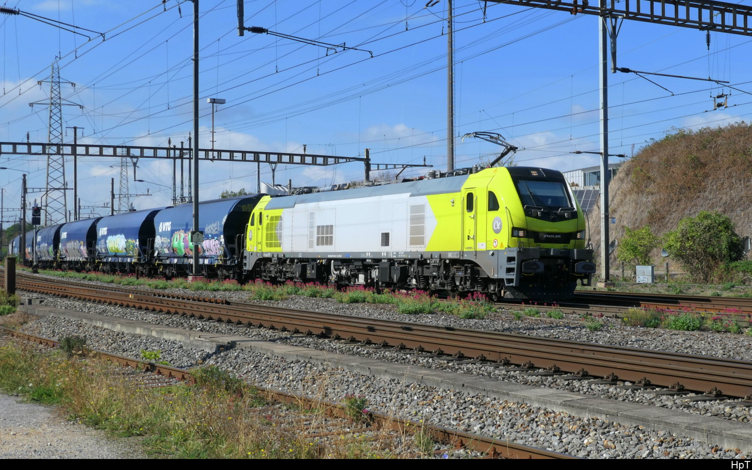D-ATLU - Lok 90 80 2019 402-7 mit G�terwagen unterwegs in Pratteln am 02.10.2026