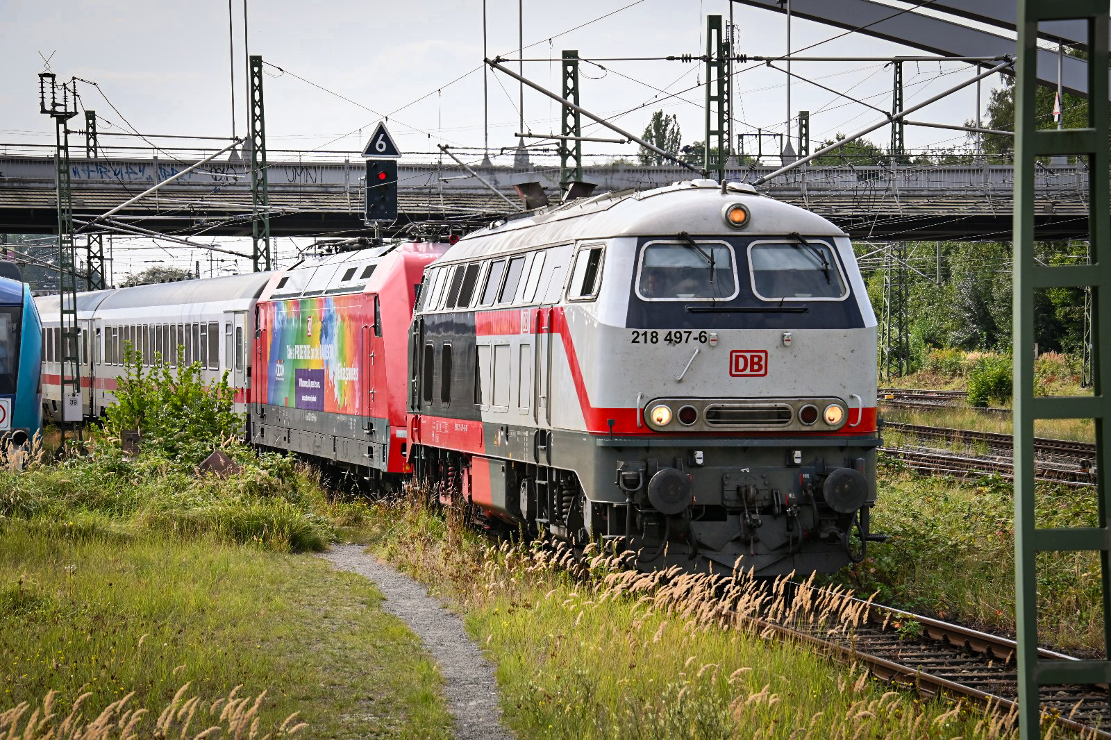 D-DB 218 497-6/ D-DB 101 066-9 und D-DB 101 006-5 (am ende) fuhren am 20.08.24 als IC 2263 von Ostseebad Binz (WBI) nach Hamburg Hbf (AH). Hier bei der Einfahrt in den Lübecker Hbf (AL).