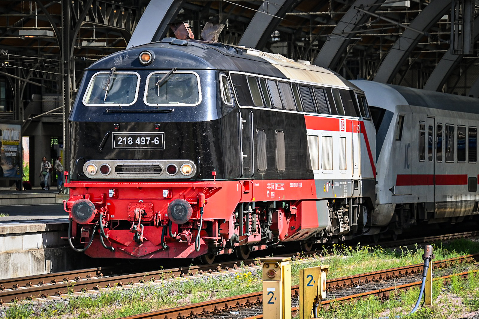 D-DB 218 497-6 und D-DB 101 043-8 (am ende) standen am 25.08.24 mit IC 2268 abfahrtsbereit im Lübecker Hbf (AL). Kurze Zeit nach der Aufnahme ging es dann los in Richtung Ostseebad Binz (WBI). 