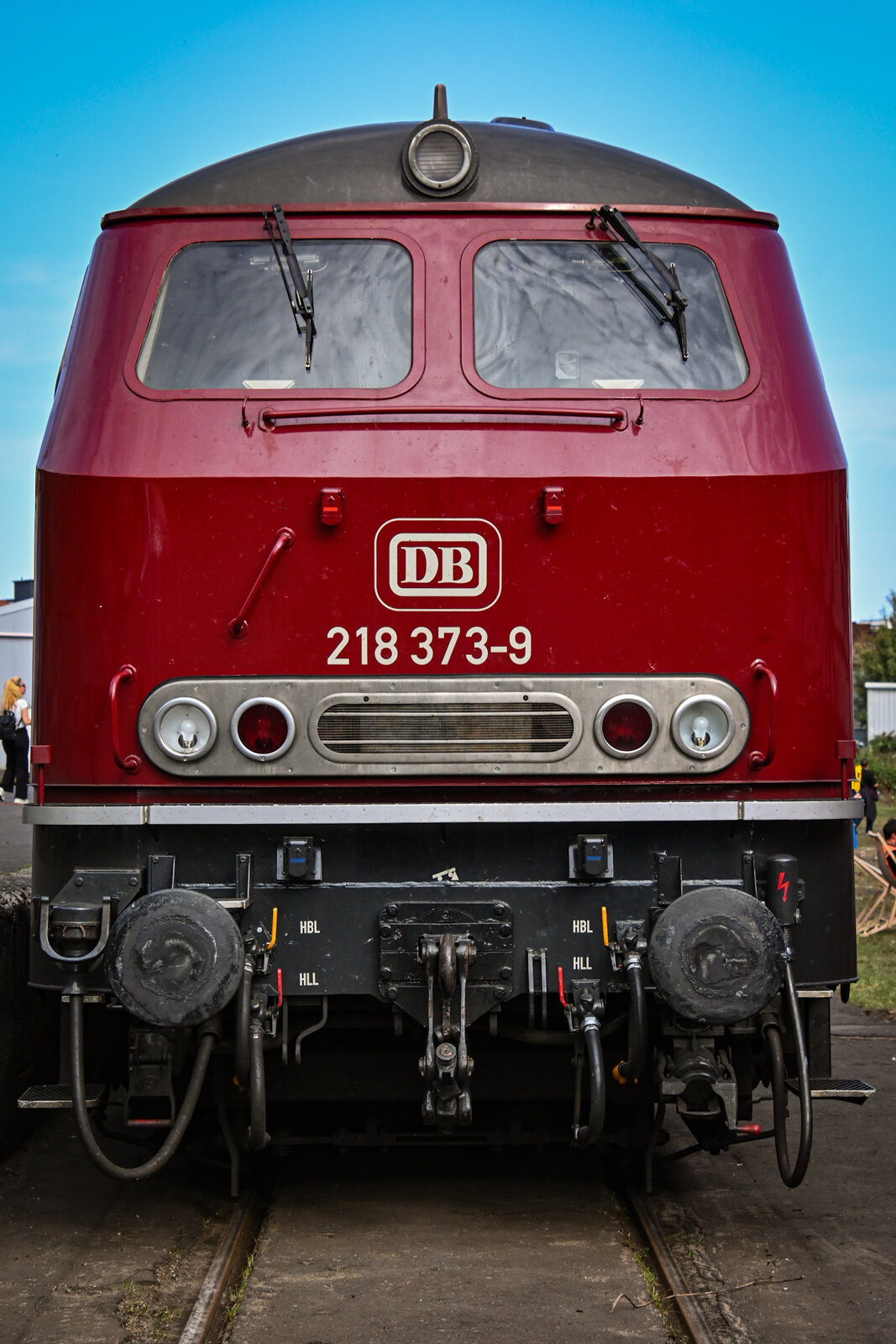 D-DB 218 838-1 (218 373-9) wurde am 20.09.2025 beim Tag der Schiene beim Nordic Rail Service ausgestellt, hier konnte dieses  Face to Face-Bild  entstehen.