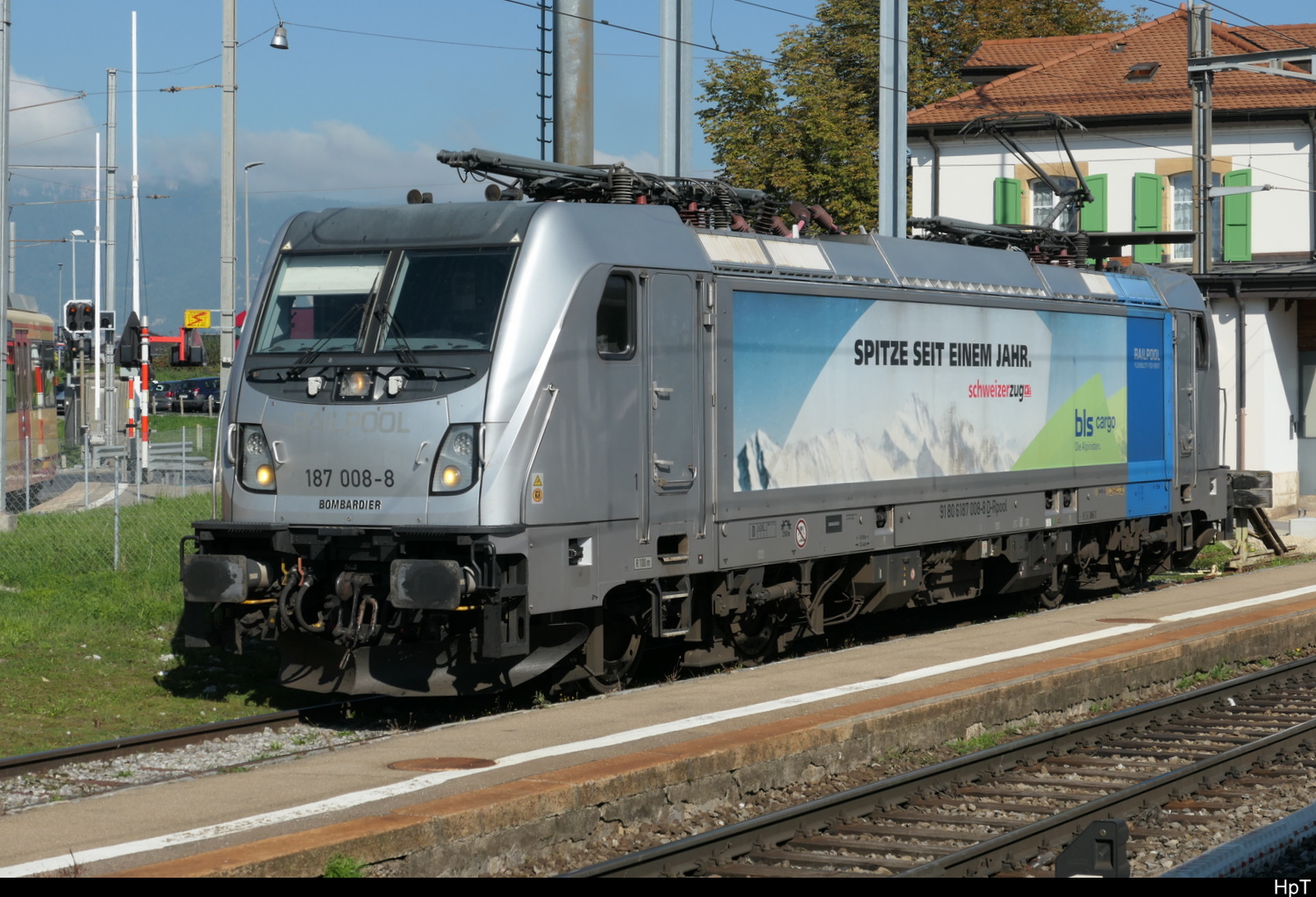 D-Railpool - Lok 91 80 6 187 008-8 im Bhf. Chavornay am 02.10.2025