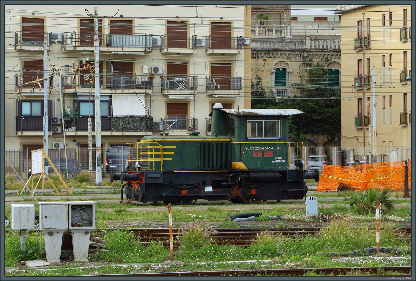 D241.4241 (22-14 541-4) der Trenitalia wartet am 23.02.2024 in Messina Centrale auf den nächsten Einsatz. 