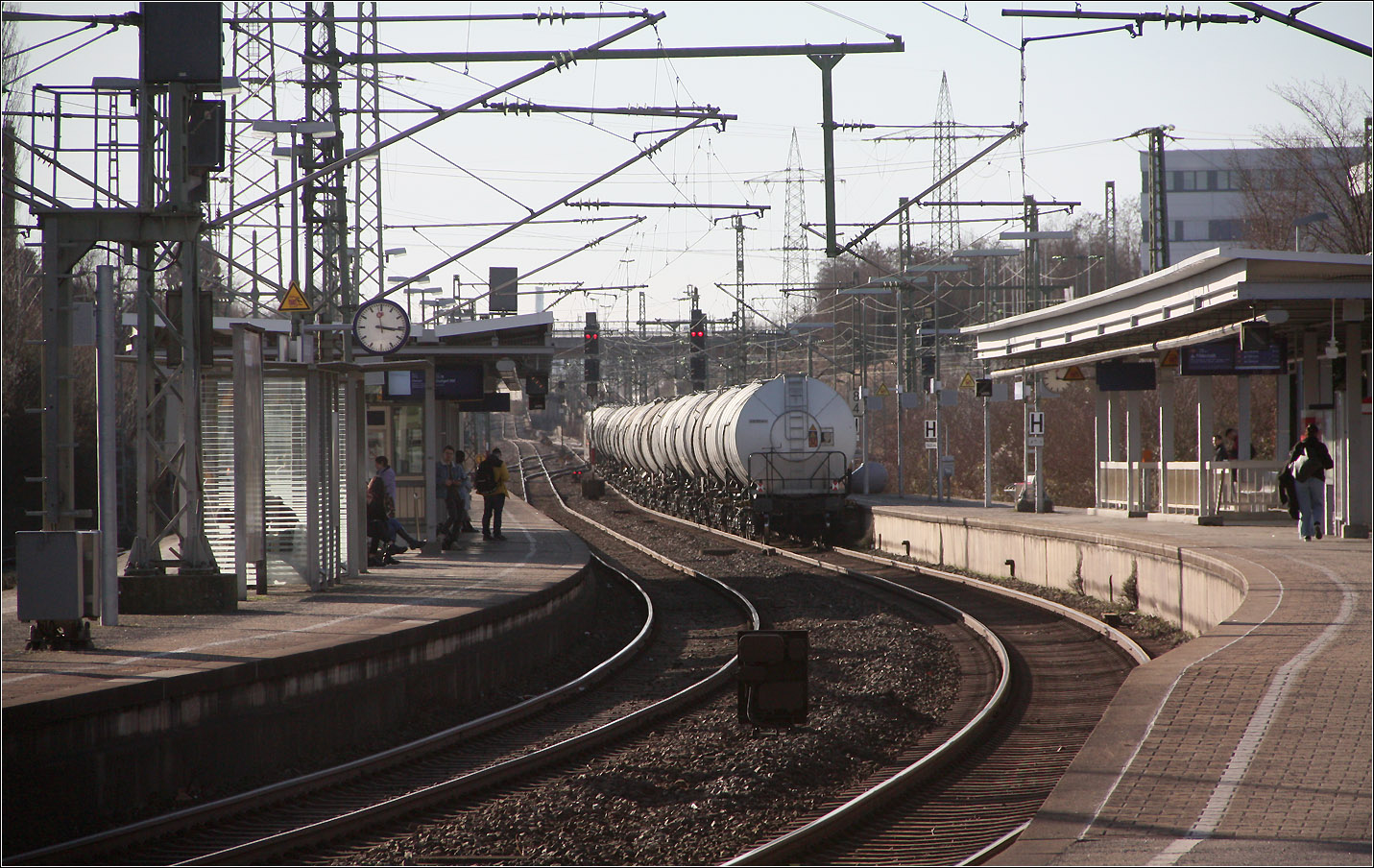 Da fährt er dahin - 

Kesselzugdurchfahrt durch den Bahnhof Waiblingen. 

Ein Güterzug mit Lademaßüberschreitung hat vor Jahren hier mal die hohe S-Bahnbahnsteigkante abrasiert.

20.02.2023 (M)