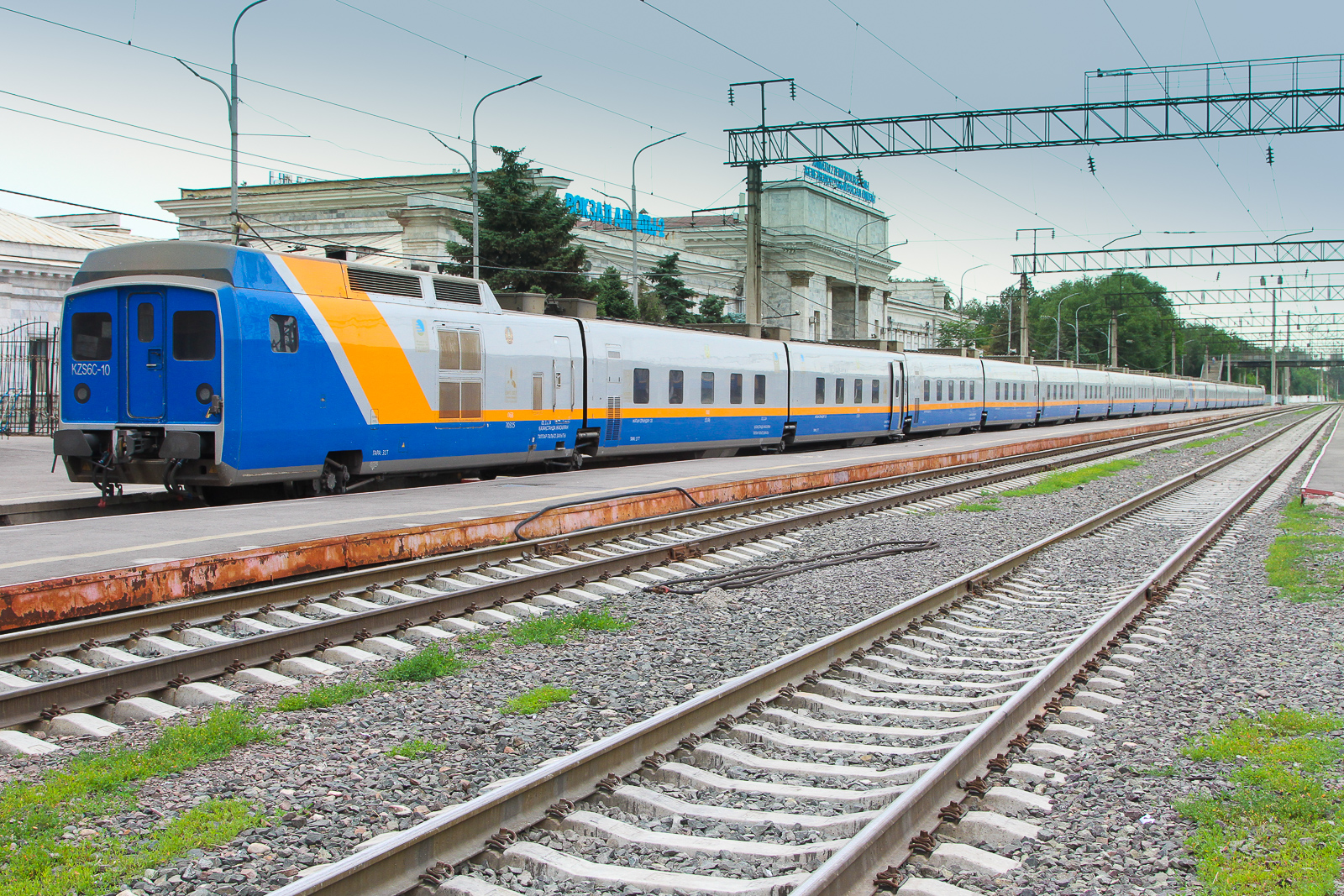 Da fehlt noch die Lok an diesen W�gen. Dachte erst, das ist vielleicht ein Triebwagen im Bahnhof Almaty 2 am 5 Juni 2026.