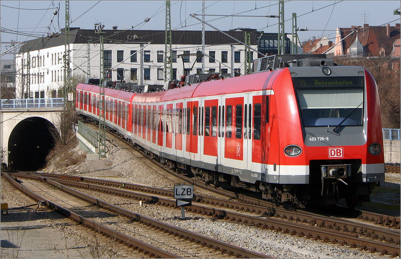 Da her / dort hin -

423 726-9 als S5 kam aus dem Innenstadttunnel (links), machte am Ostbahnhof kehrt und fährt nun weiter in Richtung Deisenhofen. 

07.04.2006 (M)
