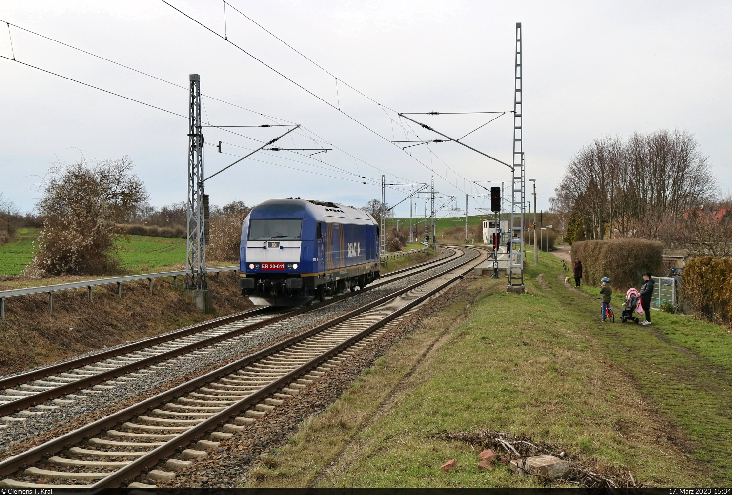 Da schaut die ganze Familie: 223 011-8 (Siemens ER20-011) auf Solofahrt durch den Hp Zscherben Richtung Halle Rosengarten.

🧰 Beacon Rail Leasing Limited (BRLL), vermietet an Flex Bahndienstleistungen GmbH
🕓 17.3.2023 | 15:34 Uhr