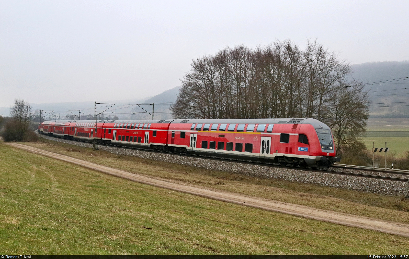 DABpbzfa mit Schublok 111 055-0 hat Dollnstein verlassen und steuert nun Eichstätt Bahnhof entgegen.

🧰 DB Regio Bayern
🚝 RB 59157 (RB16) Treuchtlingen–München Hbf [+5]
🕓 15.2.2023 | 15:57 Uhr