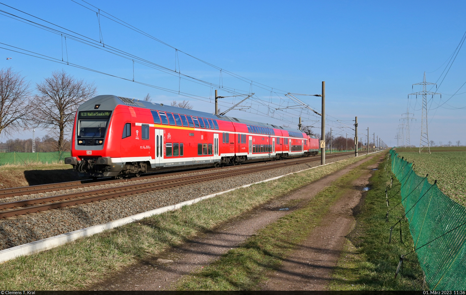 DABpbzfa <sup>767.2</sup> (50 80 86-81 129-8 D-DB) mit Schublok 146 009-6 unterwegs in Braschwitz.

🧰 Elbe-Saale-Bahn (DB Regio Südost)
🚝 RE 16317 (RE30) Magdeburg Hbf–Halle(Saale)Hbf
🕓 1.3.2023 | 11:36 Uhr