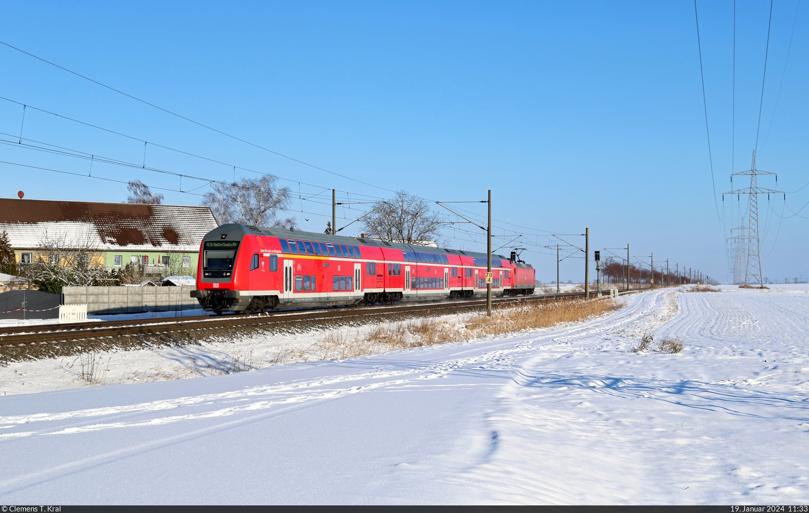 DABpbzfa <sup>767.2</sup>  Jenny Marx geb. von Westphalen  (50 80 86-81 130-6 D-DB) fährt mit Schublok 146 009-6 durch das schneebedeckte Braschwitz.

🧰 Elbe-Saale-Bahn (DB Regio Südost)
🚝 RE 16317 (RE30) Magdeburg Hbf–Halle(Saale)Hbf
🕓 19.1.2024 | 11:33 Uhr