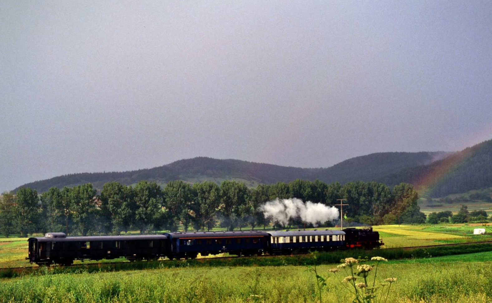 Dampflok 64 289 mit einem echten (!!!) Regenbogen auf den Gleisen der Hohenzollerischen Landesbahn, 22.07.1987