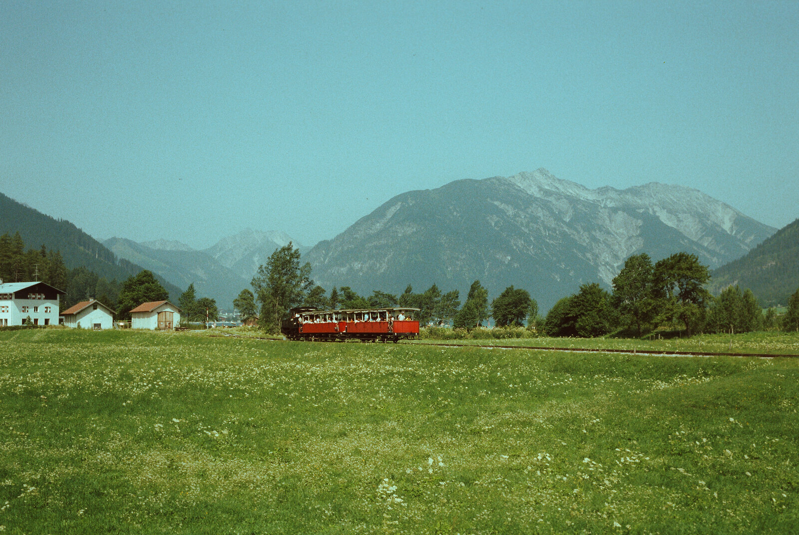 Dampfzug der Achenseebahn mit Dampflok Nr.1 (hier als Adhäsionsbahn zwischen Eben und Bahnhof Achensee Seespitz), Österreich 1983