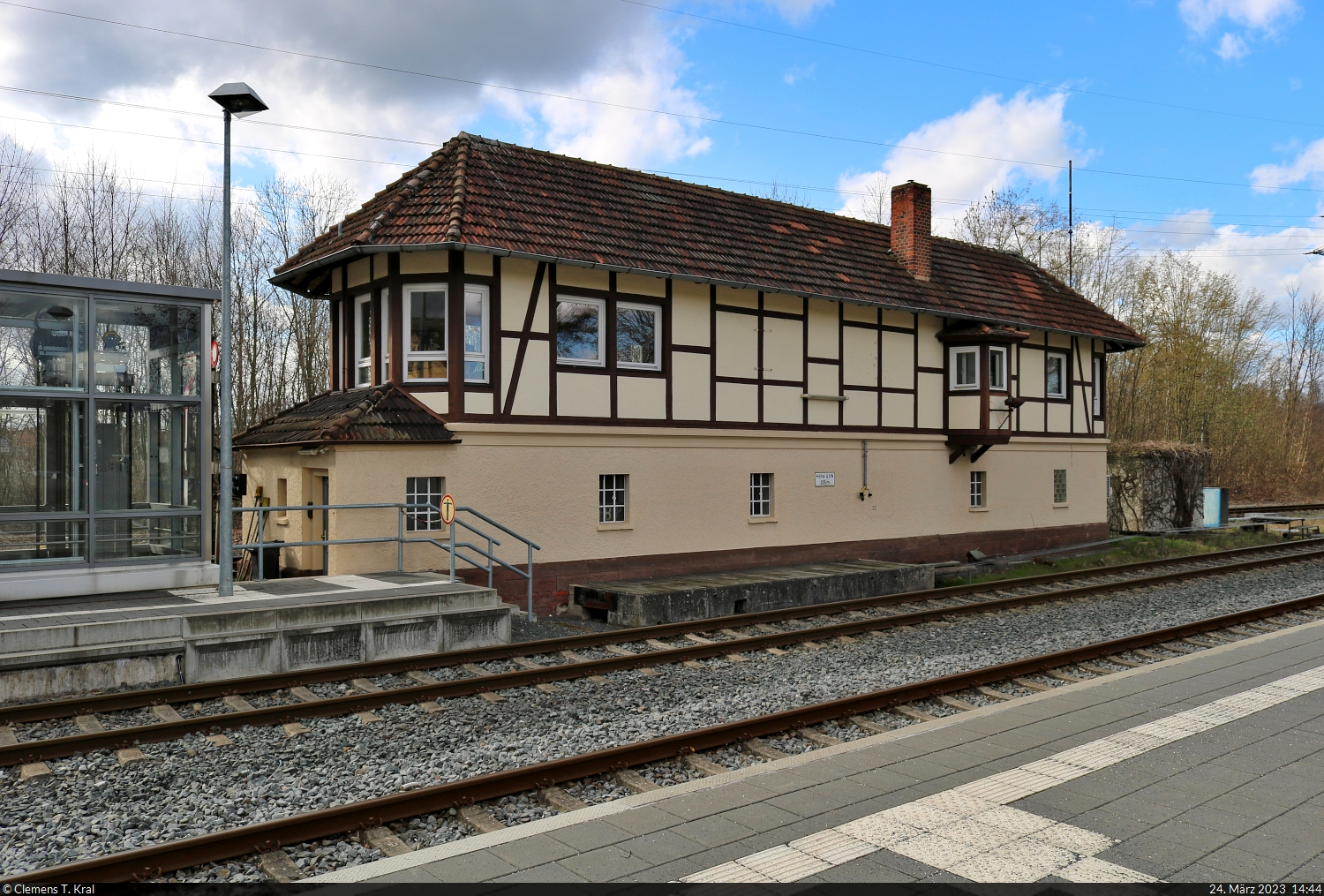 Das 1911 in Betrieb genommene Fahrdienstleiter-Stellwerk  Hmf  im Bahnhof Herzberg(Harz) versieht noch heute seinen Dienst. Dessen Gebäude steht am nördlichen Ende des Bahnsteigs 2/4 und ist bestückt mit mechanischer Technik der Bauart  Jüdel .

🕓 24.3.2023 | 14:44 Uhr