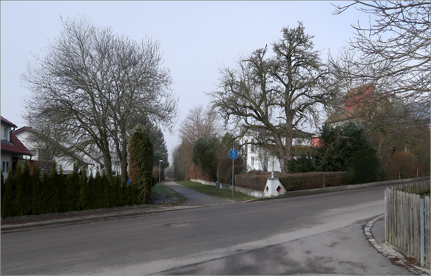 Das Albbähnle - auf Spurensuche in Merklingen - 

An dieser kreuzte das Bähnle auf der Westseite des Bahnhofes die Bahnhofstraße. Dieselbe Situation ist auf dem Bild von Werner Brutzer zu sehen:

https://www.bahnbilder.de/bild/Deutschland~Unternehmen~WEG+Wurttembergische+Eisenbahn-Gesellschaft/958067/t-30-merklingen-150982.html

Das Lagerhaus ist auf beiden Aufnahmen zu sehen. Der Blick geht nach Westen auf der zu ein Fuß- und Radweg umgebauten Bahntrasse. 

16.03.2023 (M)