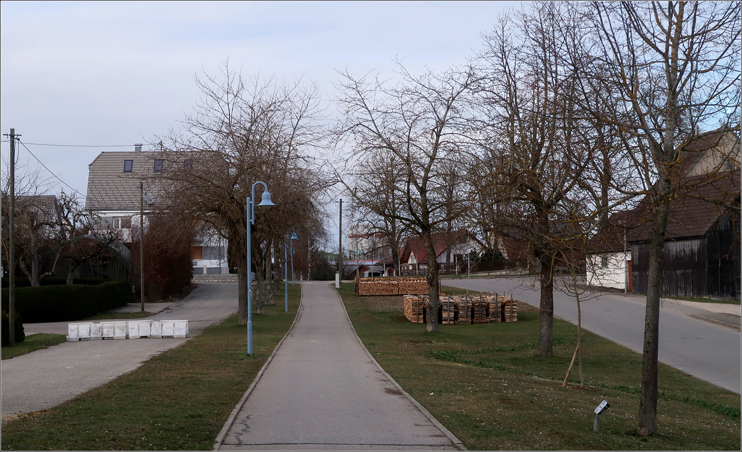 Das Albbähnle - Auf Spurensuche in Merklingen - 

Westlich von Merklingen verlief die Trasse in Nord-Süd-Richtung. Auf dem Bild blickt man nach Norden. Die etwas eigenartige Situation mit drei Straßen/bzw. Wege erklärt sich aus dem Verlauf des ehemaligen Bähnle. Auf dem mittleren Fußweg lagen einst die Schienen dieser Schmalspurbahn.

17.03.2023 (M)