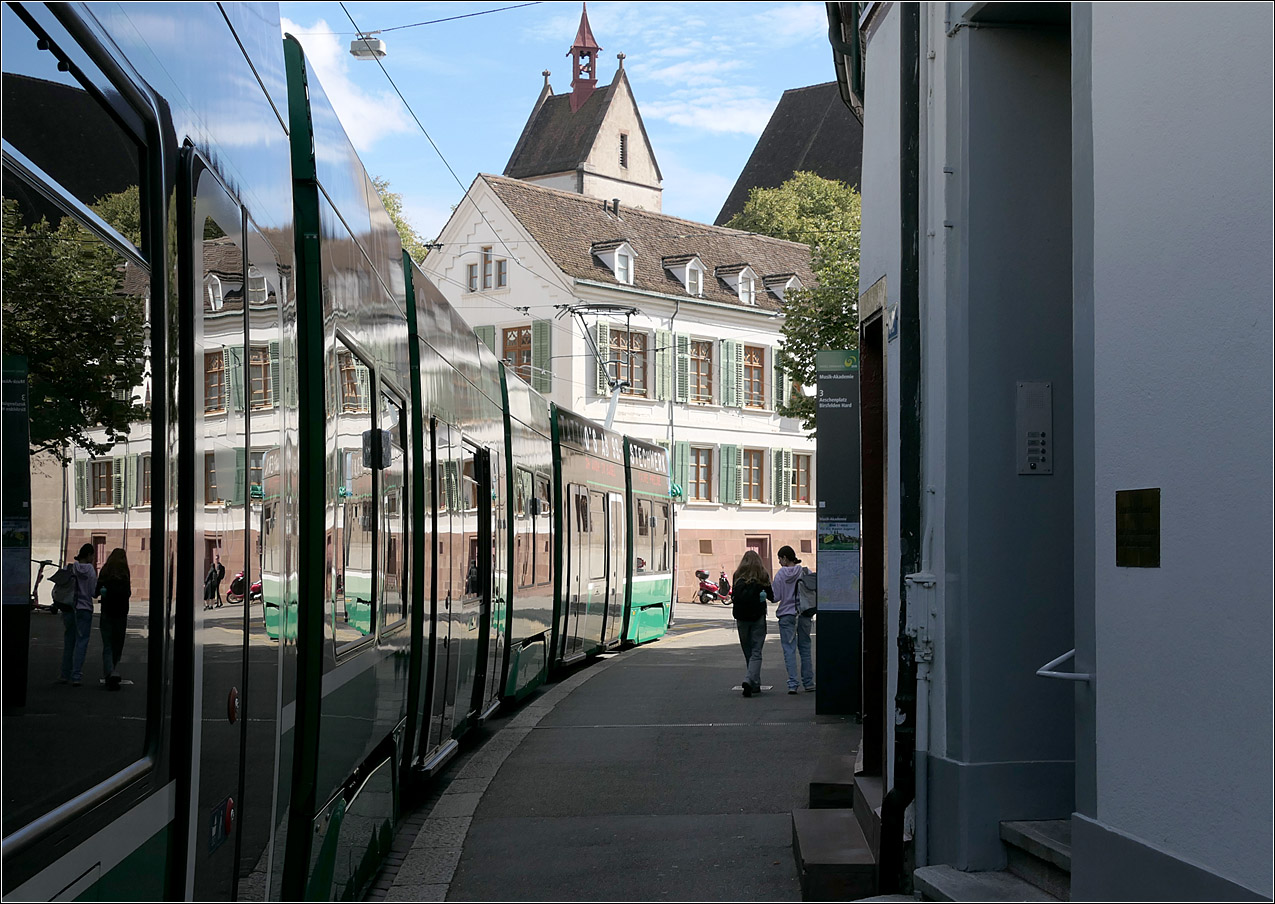 Das alte Haus spiegelt sich - 

... im Flexity 2 Tram 5043, das an der Haltestelle Musikakademie den Fahrgastwechsel beendet hat.

Basel, 17.09.2025