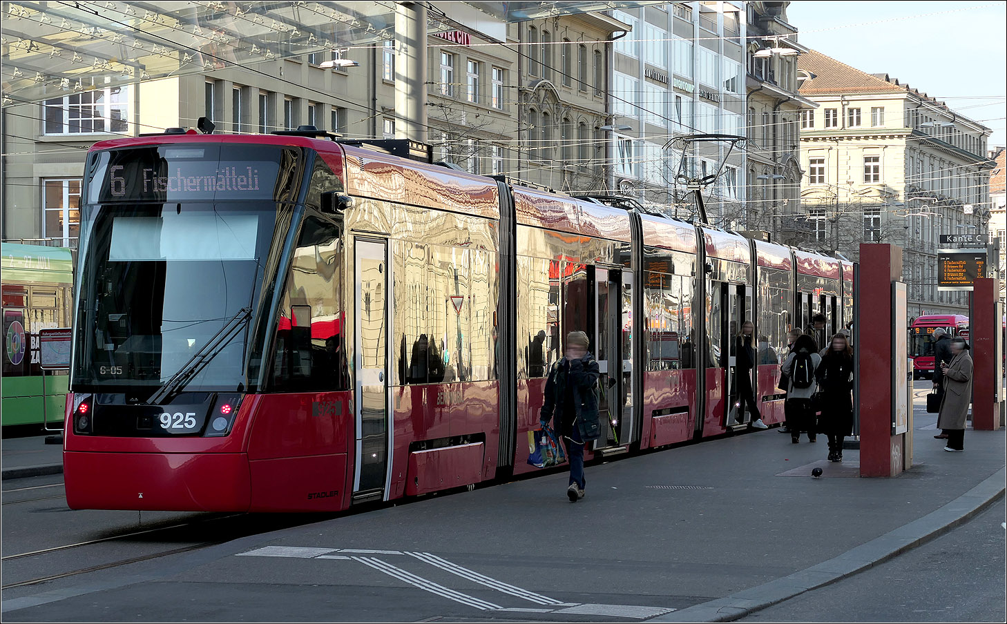 Das andere Licht - 

... führt zu hellen Spiegelungen der Umgebung auf dem Tram.

Tramlink 925 der Linie 6 nach Fischermälleli an der Haltestelle Bern Bahnhof.

07.03.2025 (M)