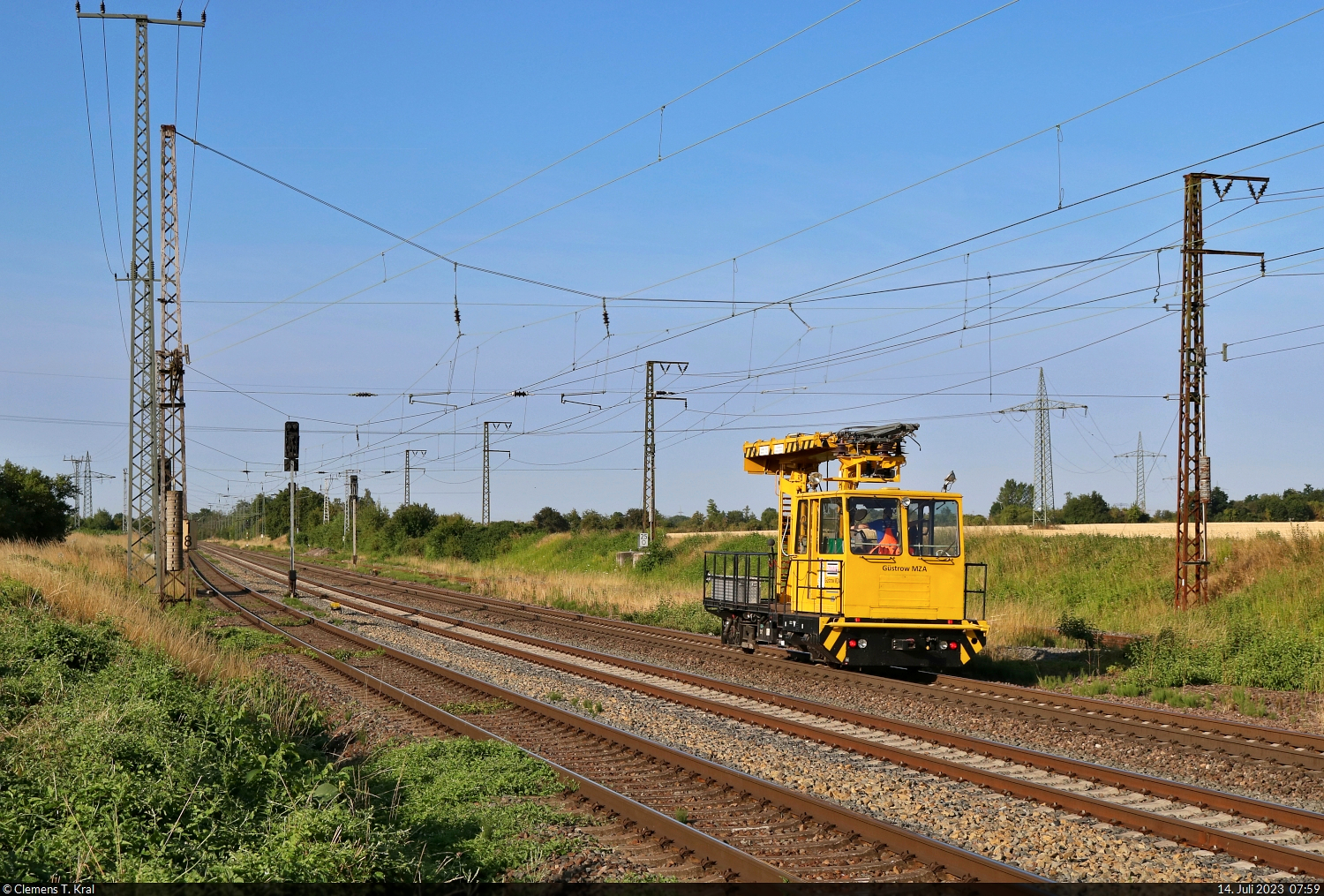 Das auf den Namen  Güstrow MZA  getaufte Mehrzweck-Gleisarbeitsfahrzeug mit Pantograph (99 80 9636 006-5 D-SRFL) strebt Richtung Weißenfels und wurde bei der Ausfahrt in Großkorbetha rückblickend betrachtet.

🧰 STRABAG Rail Fahrleitungen GmbH (STRABAG SE)
🕓 14.7.2023 | 7:59 Uhr