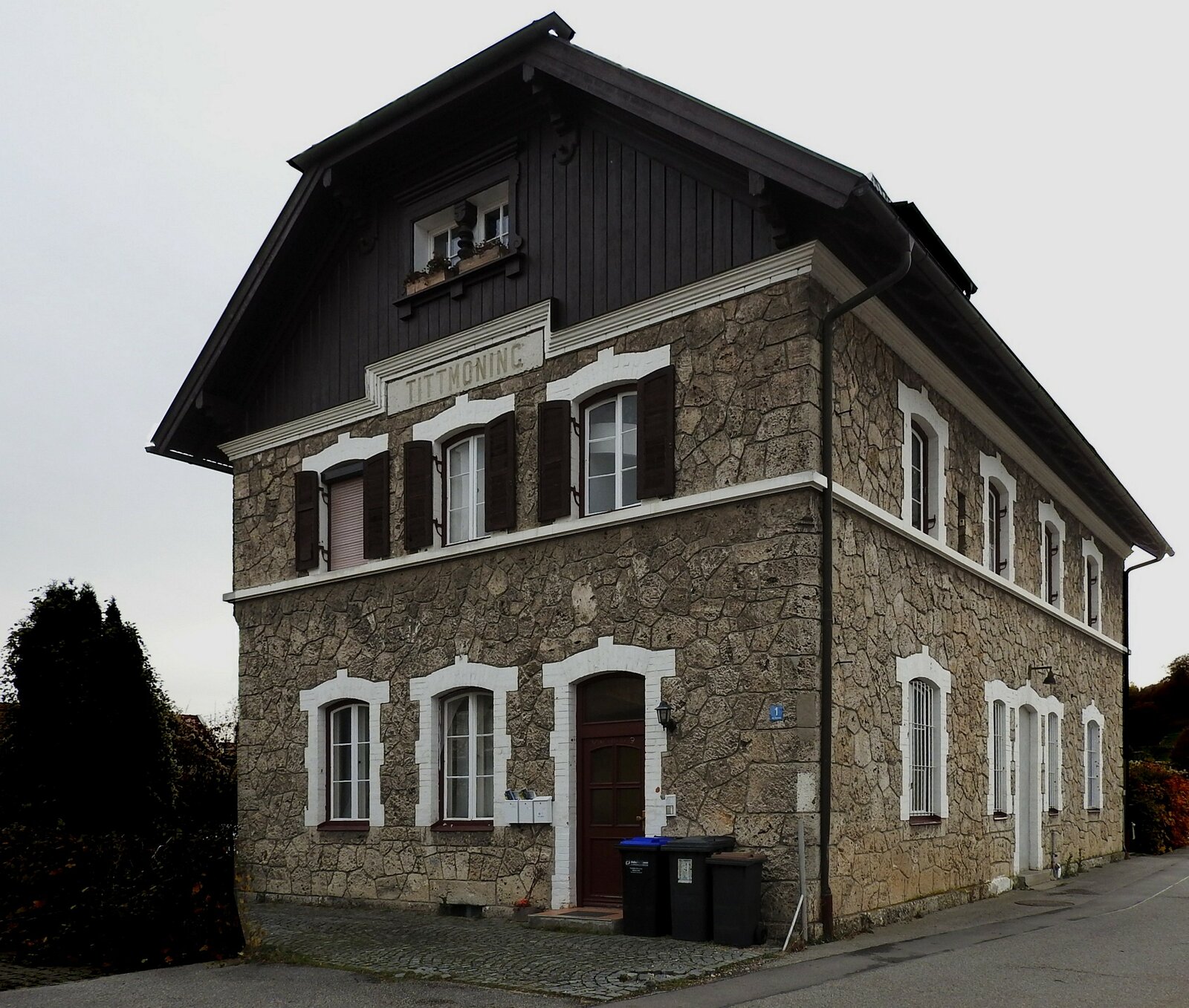Das aus dem Jahre 1894 alte Bahnhofsgebäude von TITTMONING an der bereits seit 1981 stillgelegten  Bahnstrecke Wiesmühl–Tittmoning, steht unter Denkmalschutz und ist seit 1979 im Privatbesitz;231112
