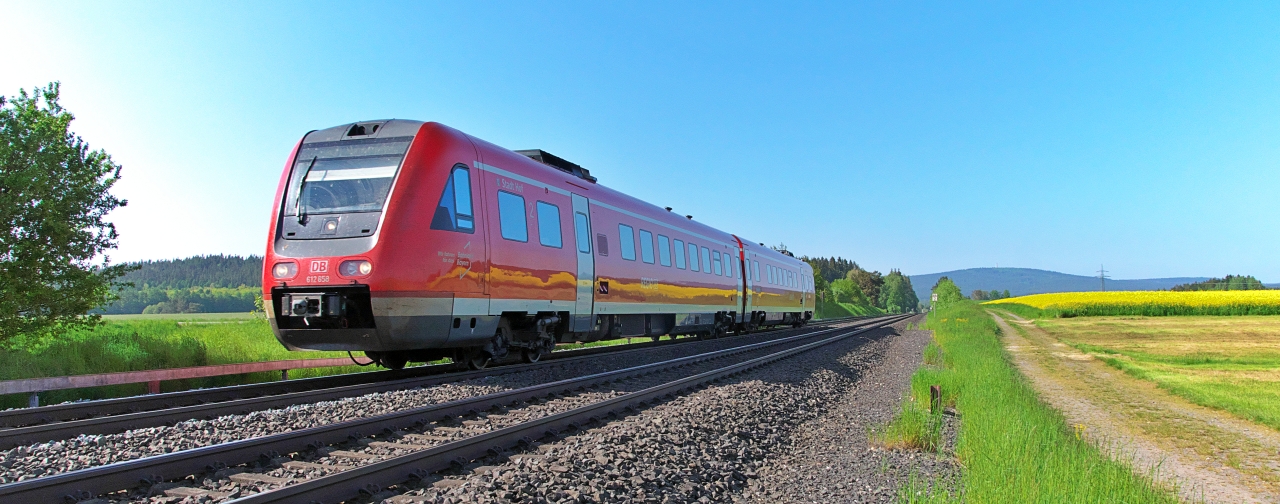 Das Bahnbetriebswerk in Hof ist noch eine Domäne der Baureihe 612.
612 158 ist als RE Hof - Nürnberg im Fichtelgebirge zwischen Marktleuthen und Neudes unterwegs.
Bahnstrecke 5050 Weiden - Oberkotzau am 25.05.2023
