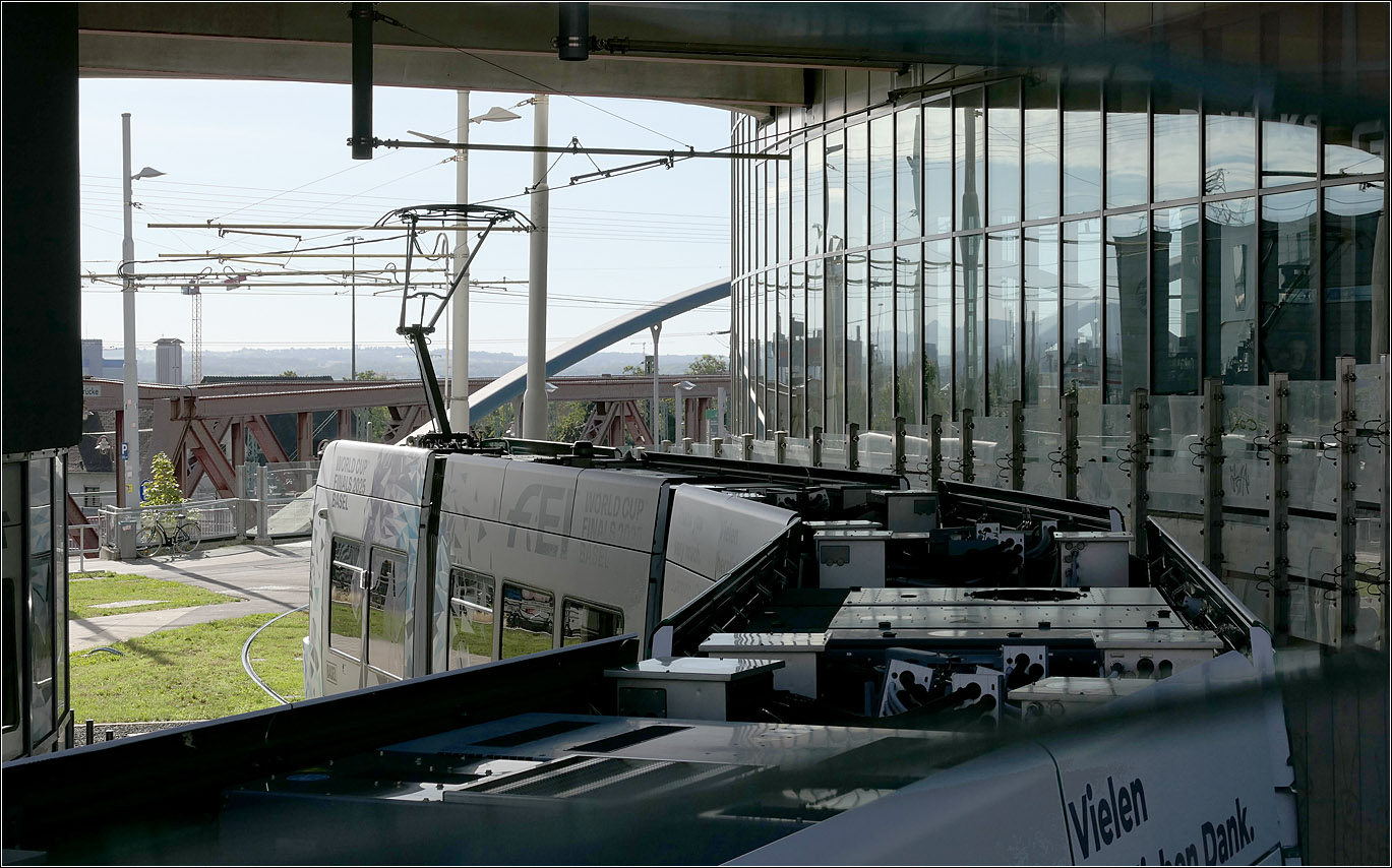 Das Basler Drämmli in Weil am Rhein - 

Flexity 2 5011 in der teilweise überbauten Wendeschleife in Weil am Rhein.

17.09.2025 (M)