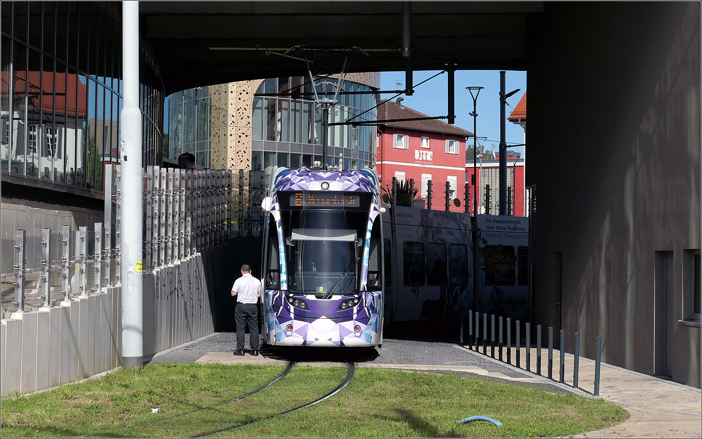 Das Basler Drämmli in Weil am Rhein - 

Unter dem Einkaufszentrum wartet Felxity 2 5011 auf den nächsten Einsatz. Meine Unterkunft für eine Nacht war in dem roten Gebäude im Hintergrund.

17.09.2025 (M)