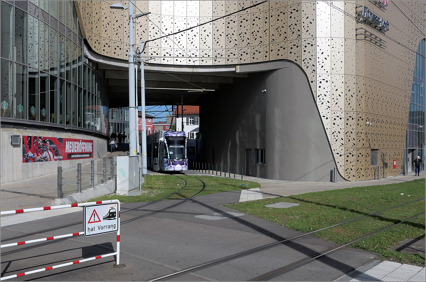 Das Basler Drämmli in Weil am Rhein - 

Die Wendeschleife der Basler Linie 8 in Weil am Rhein wurde zwischenzeitlich zum Teil durch die Ausläufer eines großen Einkaufszentrums überbaut. Man sieht dass neben dem Gebäude Platz für ein zweites Gleis für die Weiterführung der Straßenbahn durch das Zentrum von Weil am Rhein gelassen wurde. Geplant wird an einer Verlängerung entlang der Hauptstraße bis zum Läublingpark.

17.09.2025 (M)