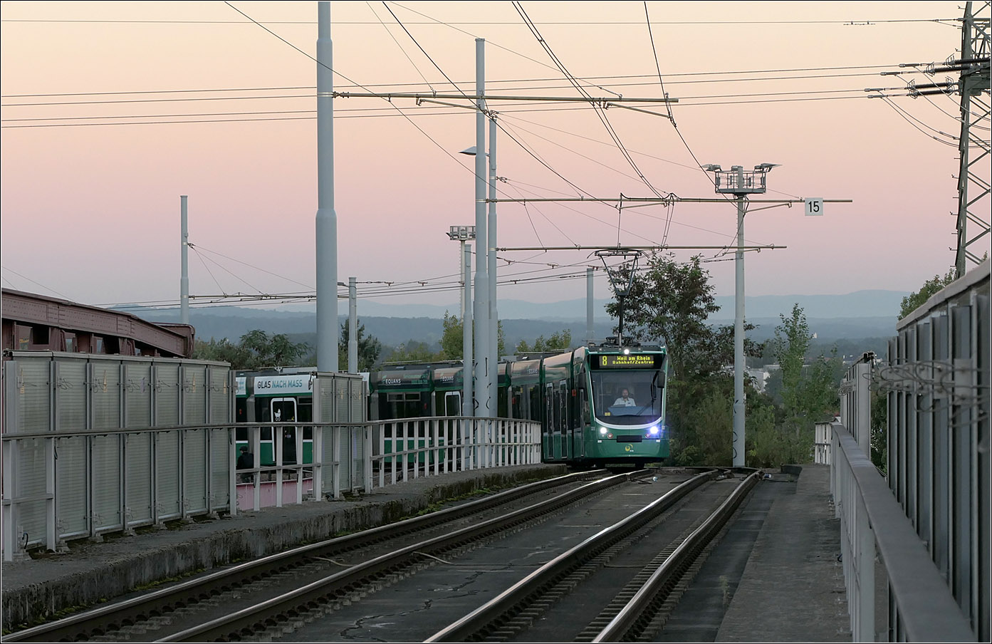 Das Basler Drämmli in Weil am Rhein - 

Combino 321 erreicht nach der Steigung vom tieferliegenden Stadtteil Friedlingen die Brücke über die Bahngleise am Bahnhof Weil am Rhein. Die Straßenbahntrasse hat hier Stadtbahncharakter.

18.09.2025 (M)