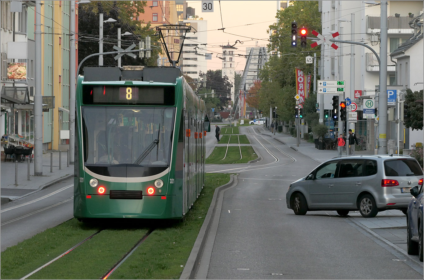 Das Basler Drämmli in Weil am Rhein - 

Nachschuss auf Combino 321 in der Ortsdurchfahrt des Stadtteils Friedlingen. Interessanterweise ist nur ein Gleis auf eigenem begrünten Bahnkörper, der dabei auch die Gleisseite wechselt. Im Hintergrund ist die Dreiländerbrücke erkennbar.

18.09.2025 (M)
