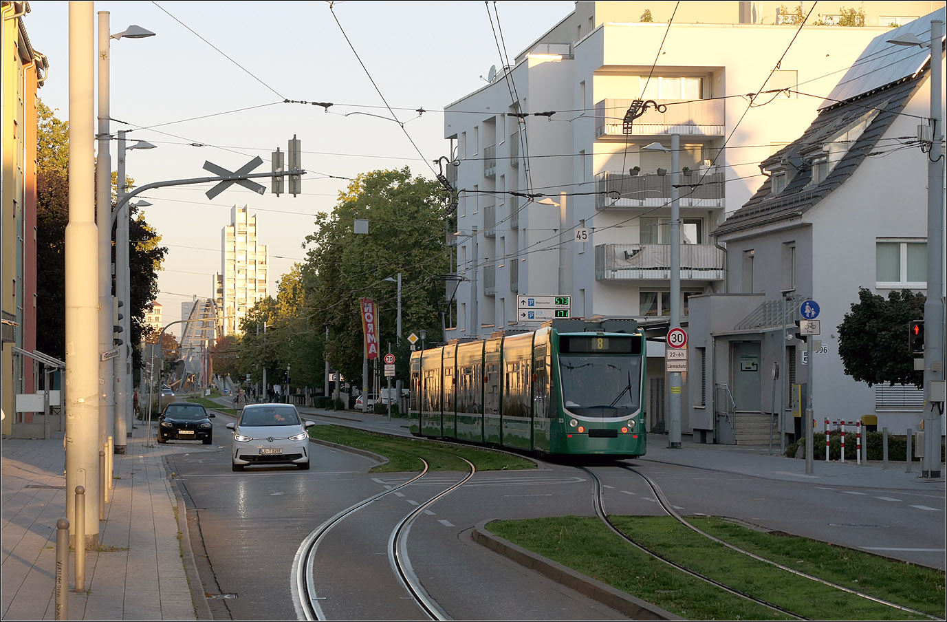 Das Basler Drämmli in Weil am Rhein - 

Ein weiterer Blick auf die Friedlinger Ortsdurchfahrt mit dem nach Basel fahrenden Combino Tram 323. Das Hochhaus im Hintergrund befindet sich auf der anderen Seite des Rheins im französichen Huninque.

18.09.2025.