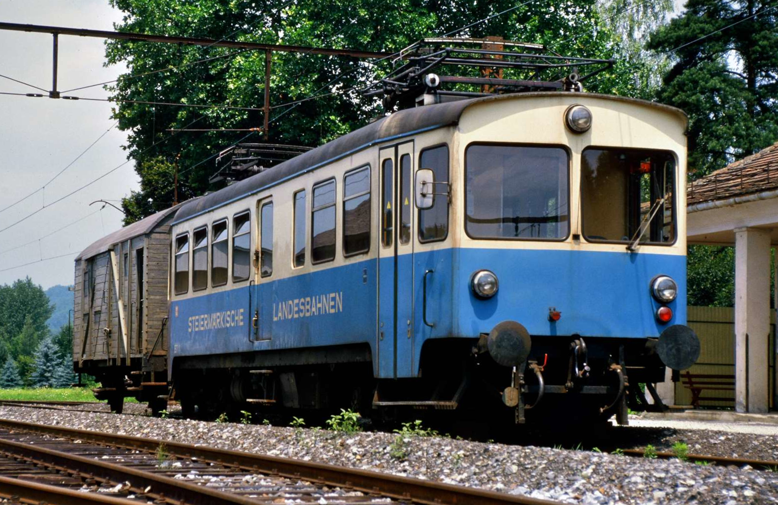 Das ist einer der beiden originellen ETs der Gleichenberger Bahn im Bahnhof Gleichenberg. Die ETs hatten die Nummern ET 1 und ET 2. Datum: 01.08.1986