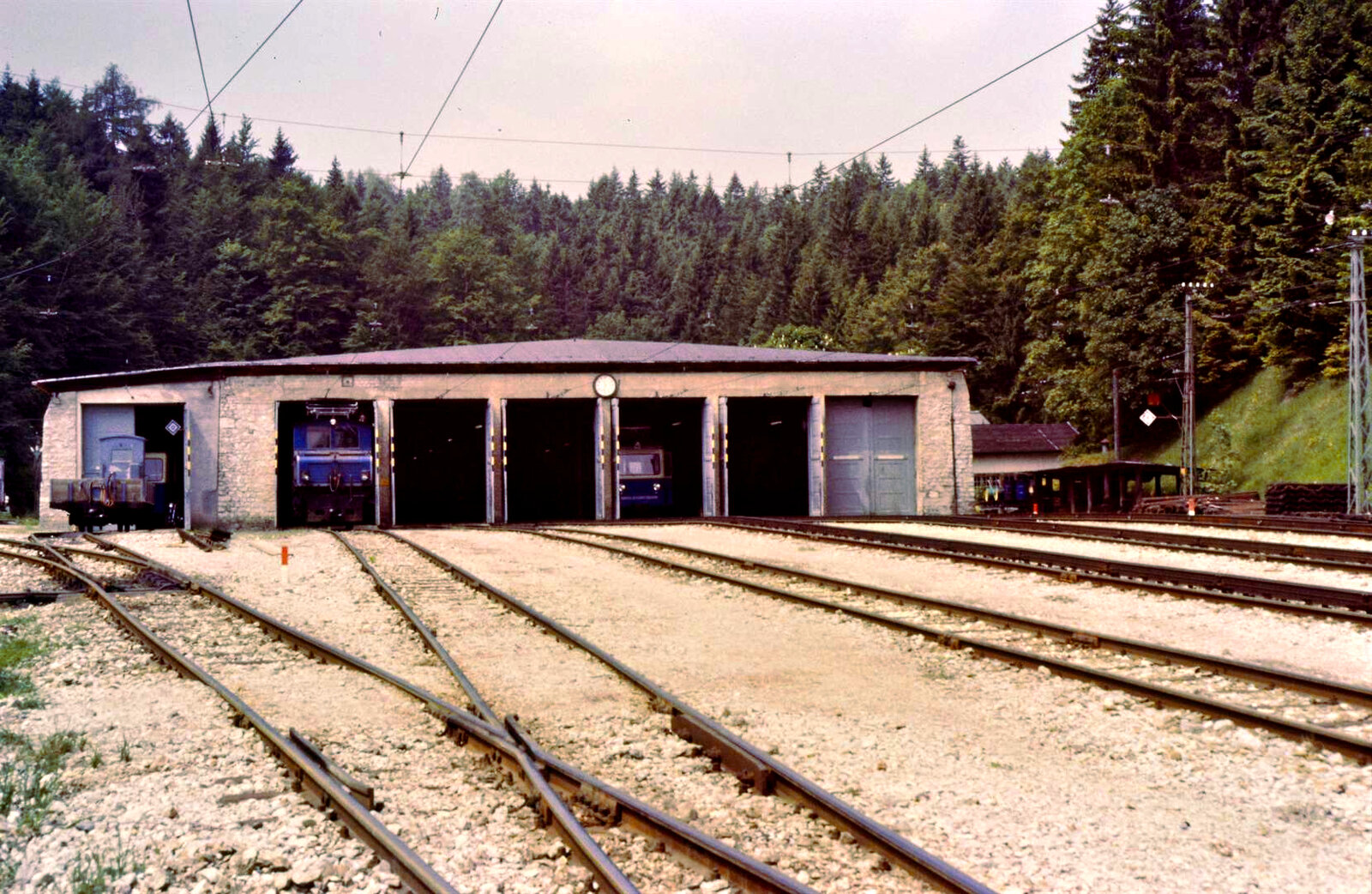 Das Betriebswerk Grainau der Bayerischen Zugspitzbahn wirkte ziemlich leer, nur Tallokomotive 1 wartete draußen auf ihren nächsten Einsatz. Grainau ist nach wie vor der Betriebsmittelpunkt der Zugspitzbahn (Sommer 1984)