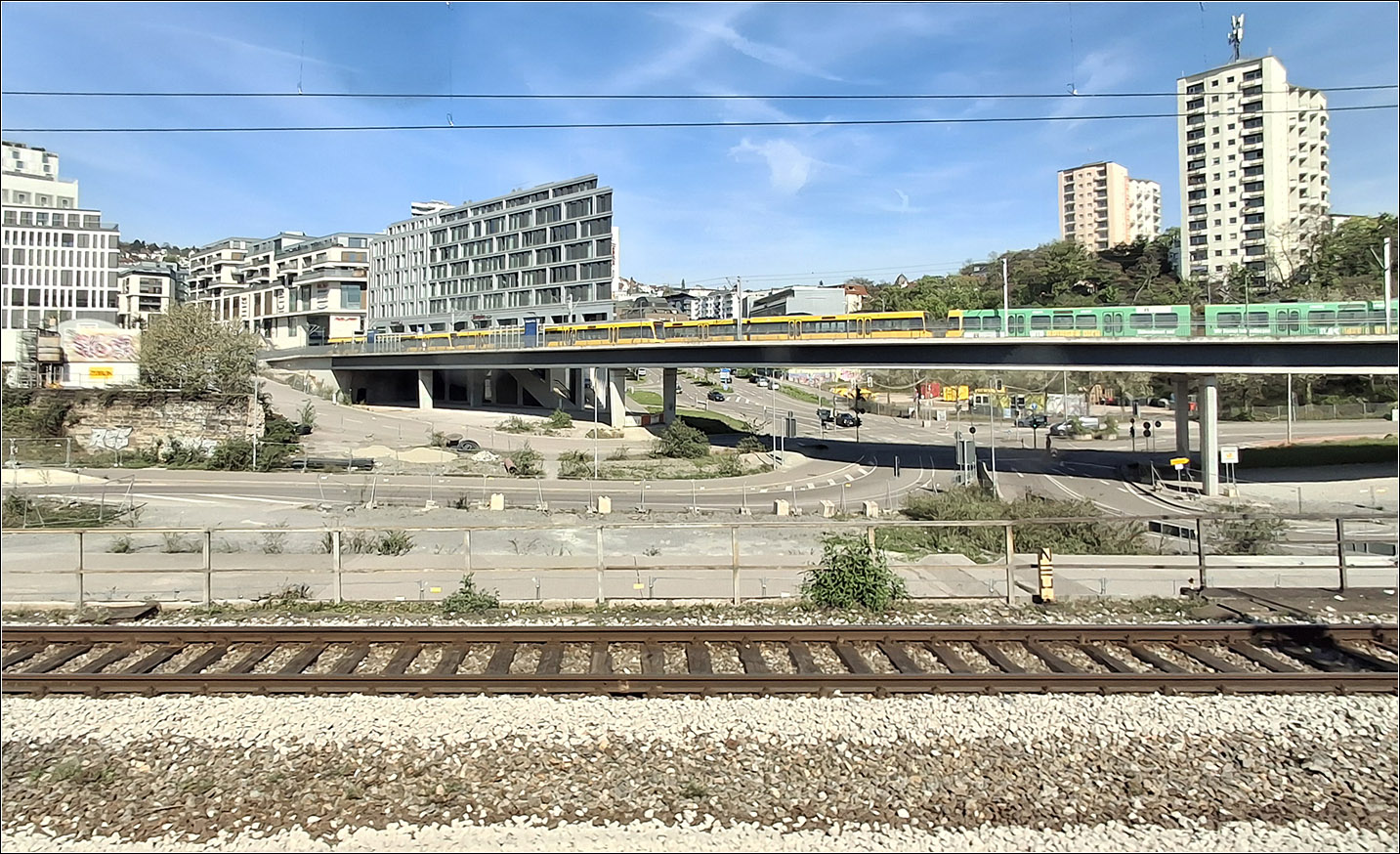 Das Brückenbauwerk übe die Wolframstraße - 

Zugbegegnung zweier U12-Züge auf der Brücke über die Wolframstraße an der Haltestelle Budapester Straße, gesehen von einem Zug der S-Bahnlinie S4.

Ich hatte mich mit der S-Bahn verfahren, so wurden diese Aufnahmen möglich. An der Haltestelle Feuersee achtete ich nur auf das Fahrziel Backnang und nicht auf die Liniennummer. So stellte ich nach dem Hbf fest, dass ich im Zug nach Backnang über Marbach eingestiegen war und nicht in die S3. Am Nordbahnhof kam sofort der Gegenzug und ich erreichte am Hauptbahnhof noch die S2 nach Schorndorf in die ich sowieso umgestiegen wäre. So wurde dann die Wartezeit noch produktiv.

17.04.2026 (M)