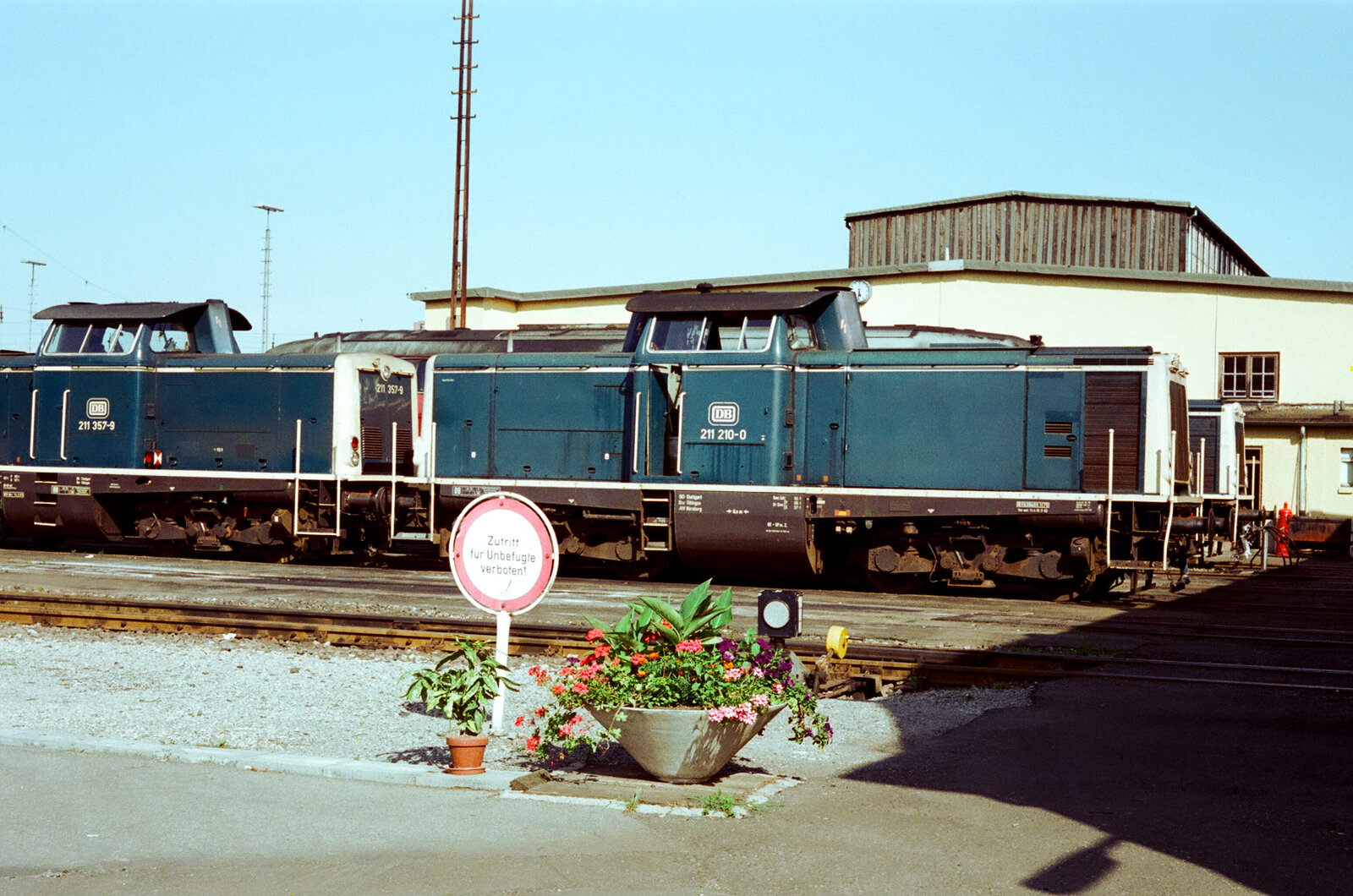 Das Bw Tübingen (DB) war 1983 sehr lebendig. Hier zeigten sich stolz die DB-Diesellokomotiven 211 357-9 und 211 210-0