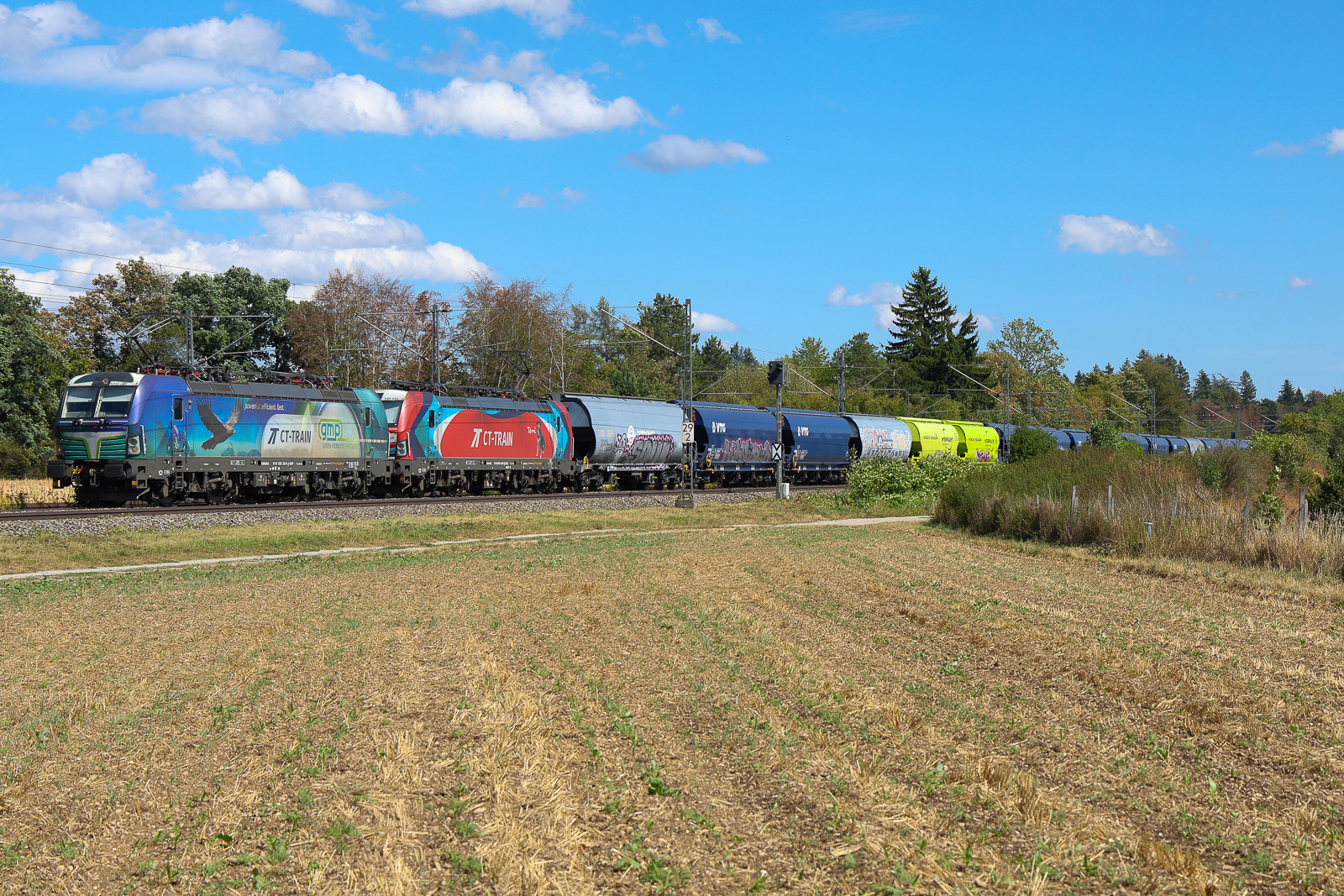 Das ist ein sch�ner Umleiter hier am 19.08.26 bei Eglharting. 1293 201  gmp CT Train Doppel leider zu einer nicht so g�nstigen Tageszeit f�r Farben und Schatten. 
