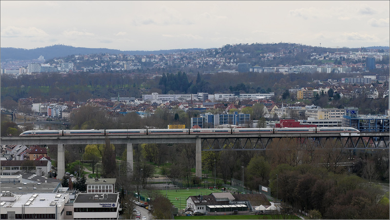 Das Eisenbahnviadukt in Stuttgart-Münster -

... über das Neckartal mit einem umgeleiteten ICE in Fahrtrichtung München. 

17.03.2024 (M)