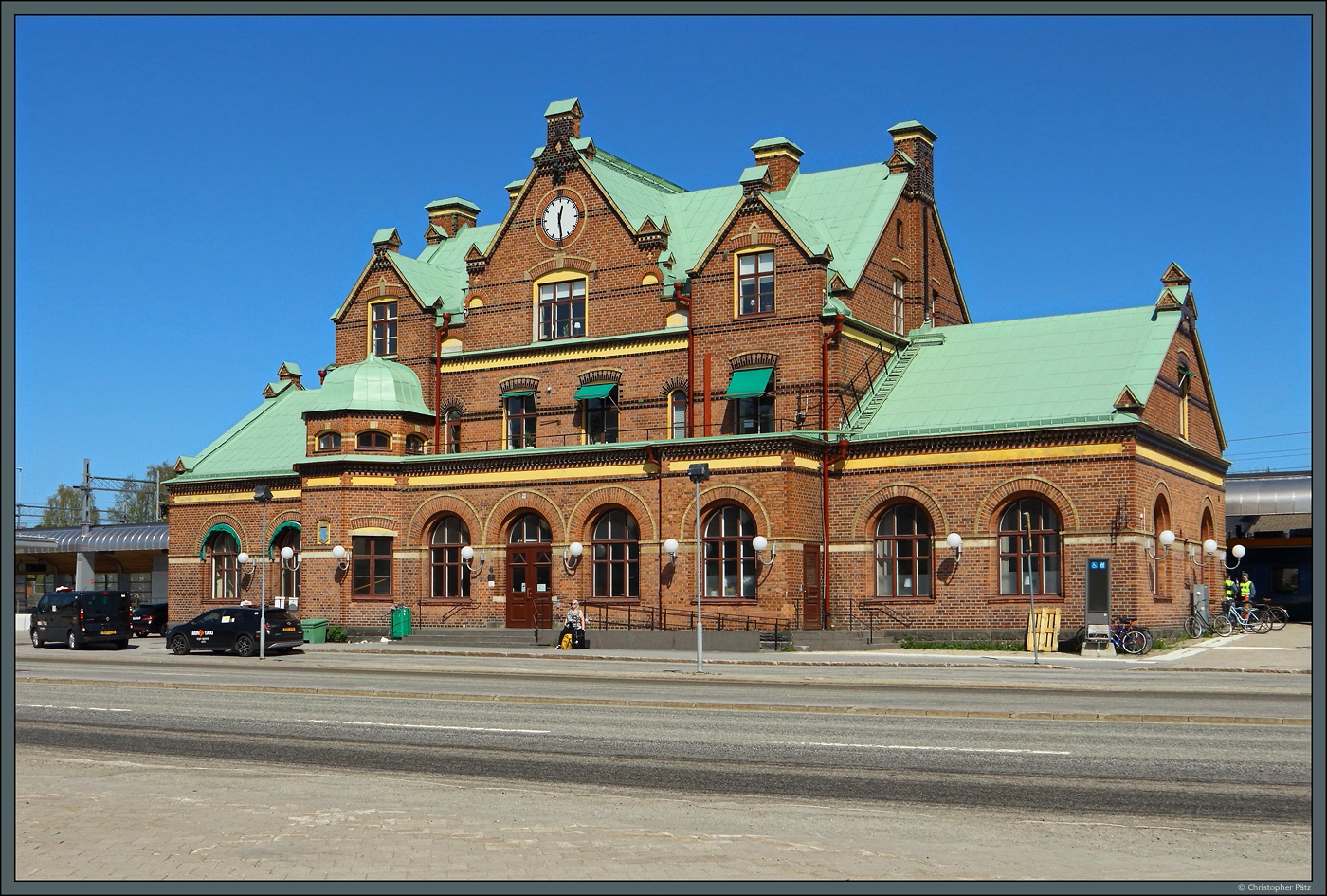 Das Empfangsgebäude des Bahnhof Umeå Central wurde 1895/96 errichtet. Die Bahnstation wurde in Folge der Errichtung der Botniabanan 2010 völlig umgestaltet und das denkmalgeschützte Gebäude renoviert. (21.05.2023)