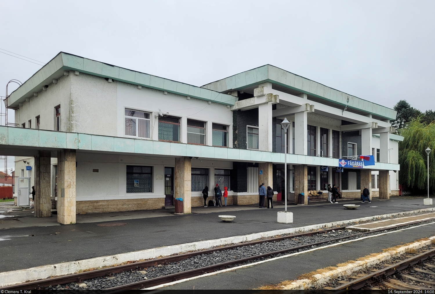 Das Empfangsgebäude des Bahnhofs Făgăraș (RO) an einem verregneten, frühherbstlichen Samstag im September.

🕓 14.9.2024 | 14:08 Uhr