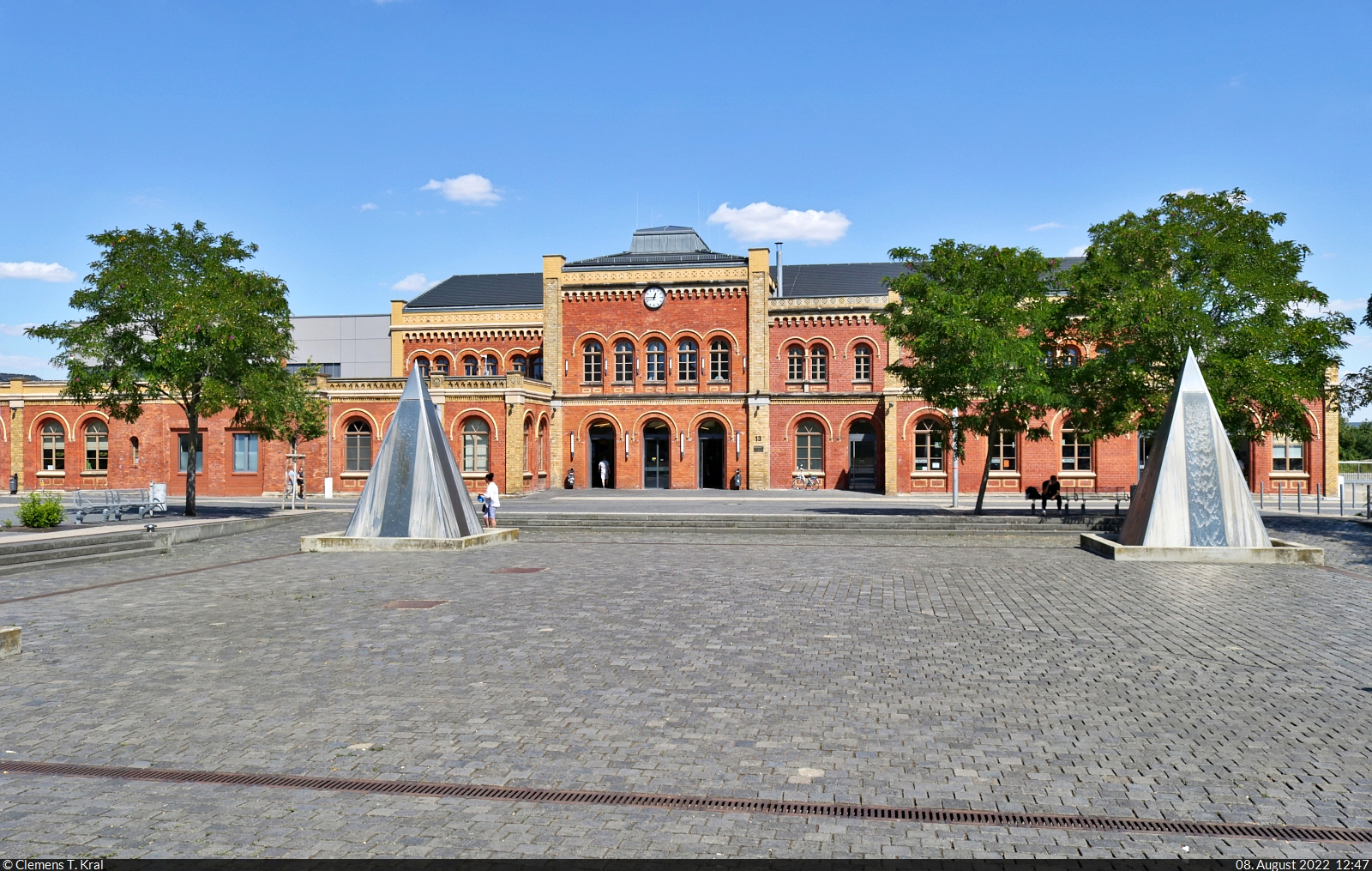 Das Empfangsgebäude des Bahnhofs Halberstadt von 1868 steht unter Denkmalschutz und präsentiert sich seit der Sanierung von 2008 bis 2010 sehr ansehnlich. 2014 errang der Bahnhof den Titel  Kulturbahnhof .

🕓 8.8.2022 | 12:47 Uhr