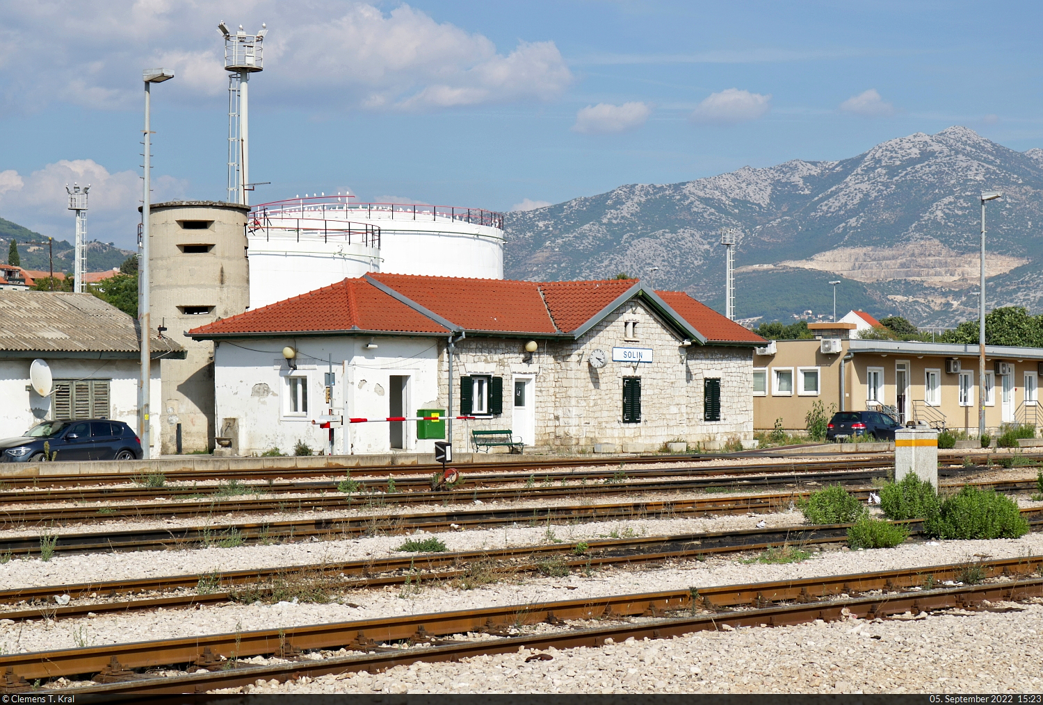 Das Empfangsgebäude des Bahnhofs Solin (HR), fotografiert vom Bootsanleger. Für den Personenverkehr spielt er eine untergeordnete Rolle, stattdessen dominiert der Güterverkehr für das CEMEX Zementwerk.

🕓 5.9.2022 | 15:23 Uhr