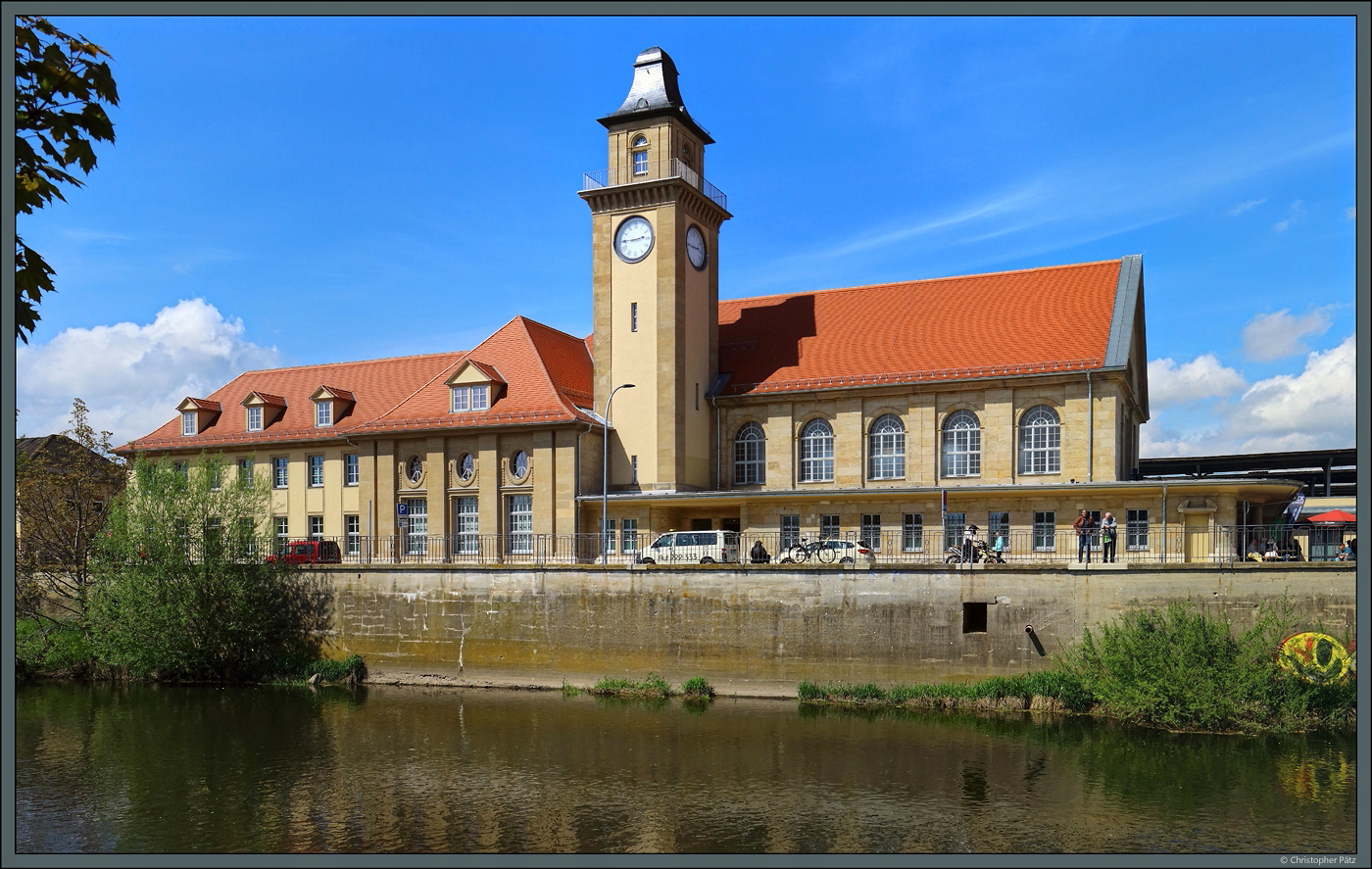 Das Empfangsgebäude des Bahnhofs Zeitz präsentiert am 06.05.2023 nach der Sanierung in neuem Glanz. Es wurde 1913 eröffnet und ersetzte die zuvor getrennten Bahnhöfe verschiedener Bahngesellschaften.