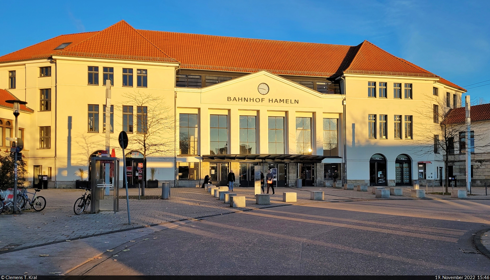 Das Empfangsgebäude des Keilbahnhofs Hameln in den letzten Sonnenstrahlen eines kalten November-Tages.

🕓 18.11.2022 | 15:46 Uhr