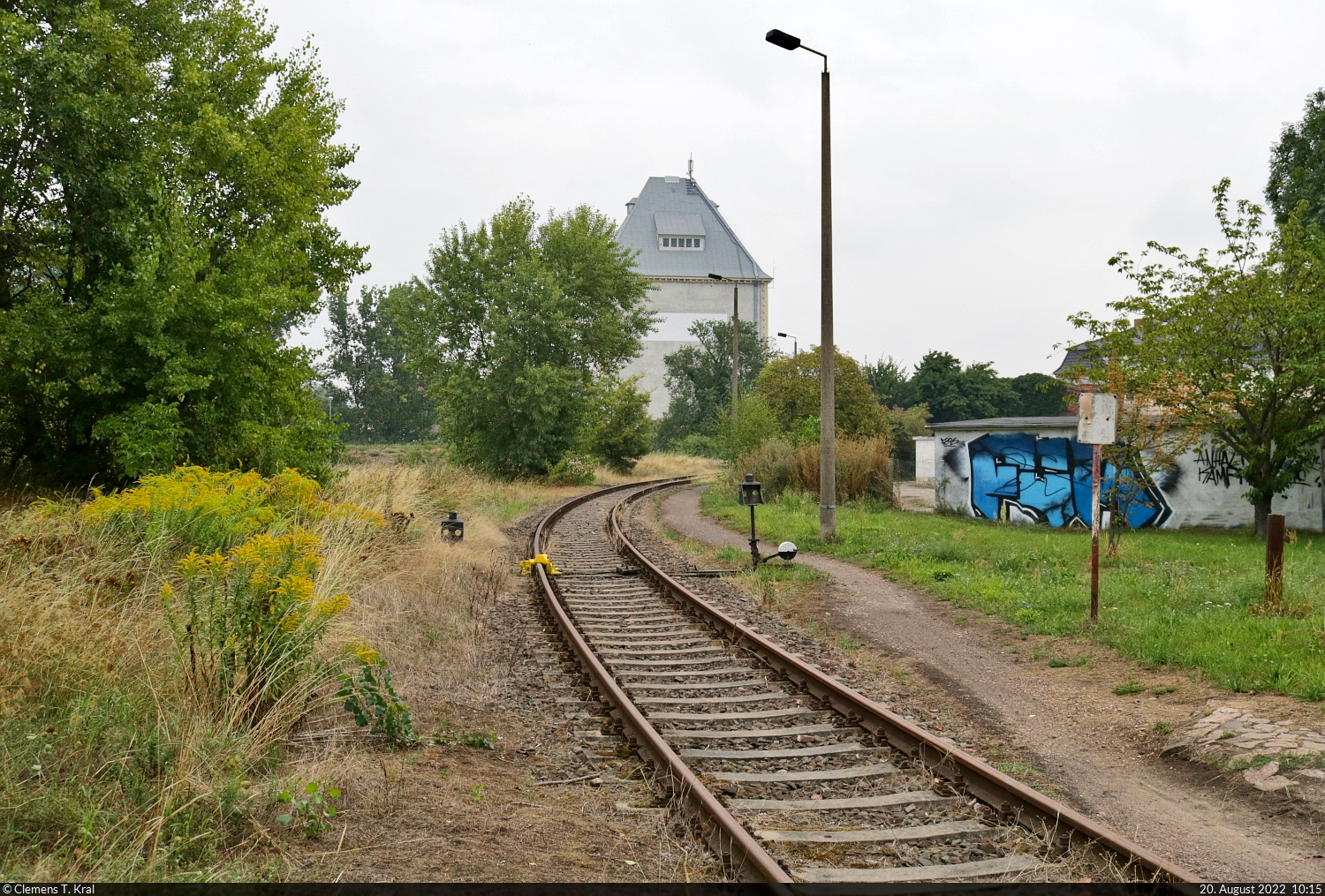 Das Gleis der Bahnstrecke Köthen–Aken führt bis in den Elbhafen der Stadt Aken. Allerdings scheint es nicht besonders oft befahren zu werden, was man an der geschlossenen Gleissperre und der Abnutzung der Schienenköpfe erkennen kann.
Aufgenommen am Bahnübergang Calber Landstraße.

🕓 20.8.2022 | 10:15 Uhr