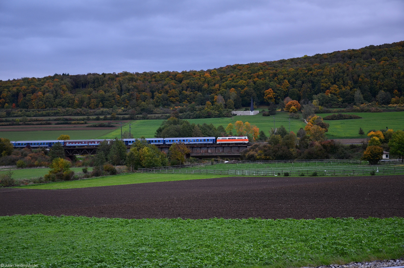 Das Highlight der Fototour war der Partyzug bespannt von SVG 111 185-5 in der Citybahnlackierung. Der Zug befindet sich gerade auf der Altmühlbrücke kurz vor Treuchtlingen. 15.10.2022